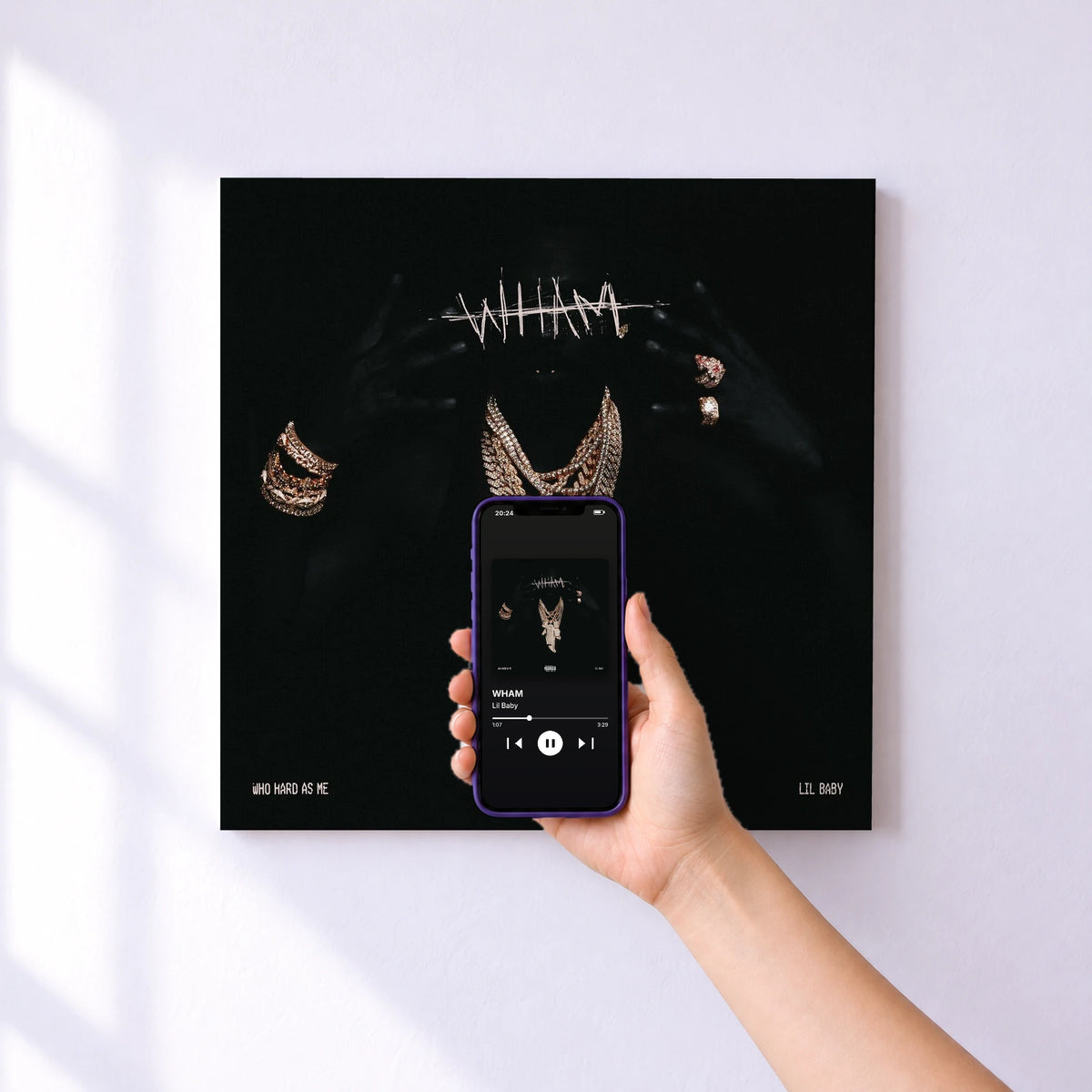 Affiche connectée WHAM de Lil Baby au mur : l'album se lance en approchant le téléphone