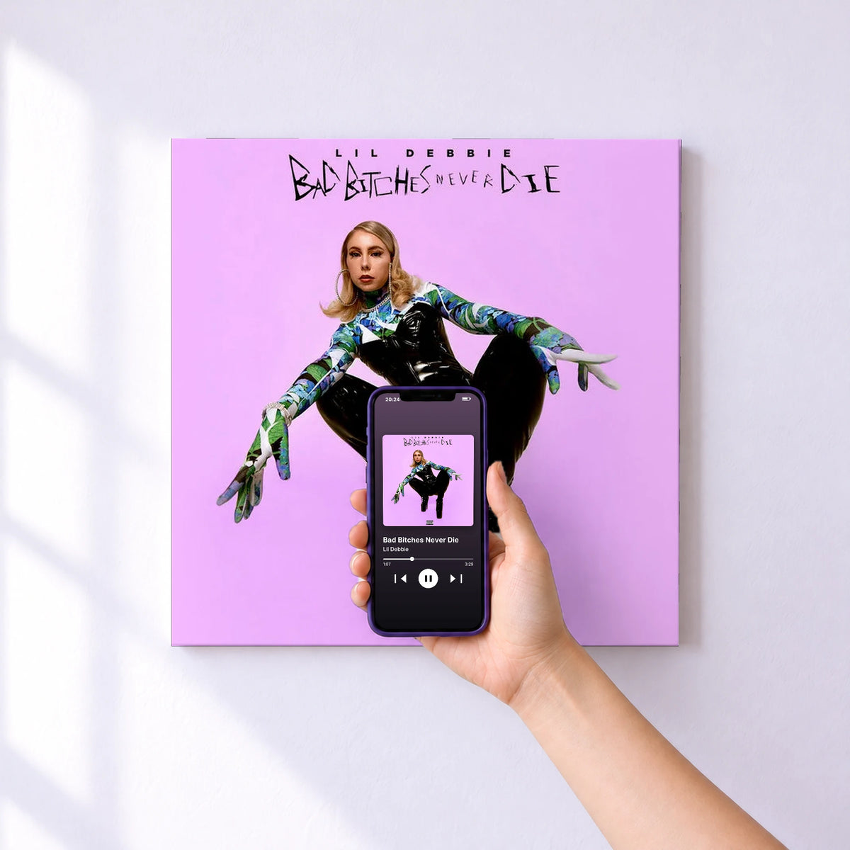 Affiche connectée Bad Bitches Never Die de Lil Debbie au mur : l'album se lance en approchant le téléphone