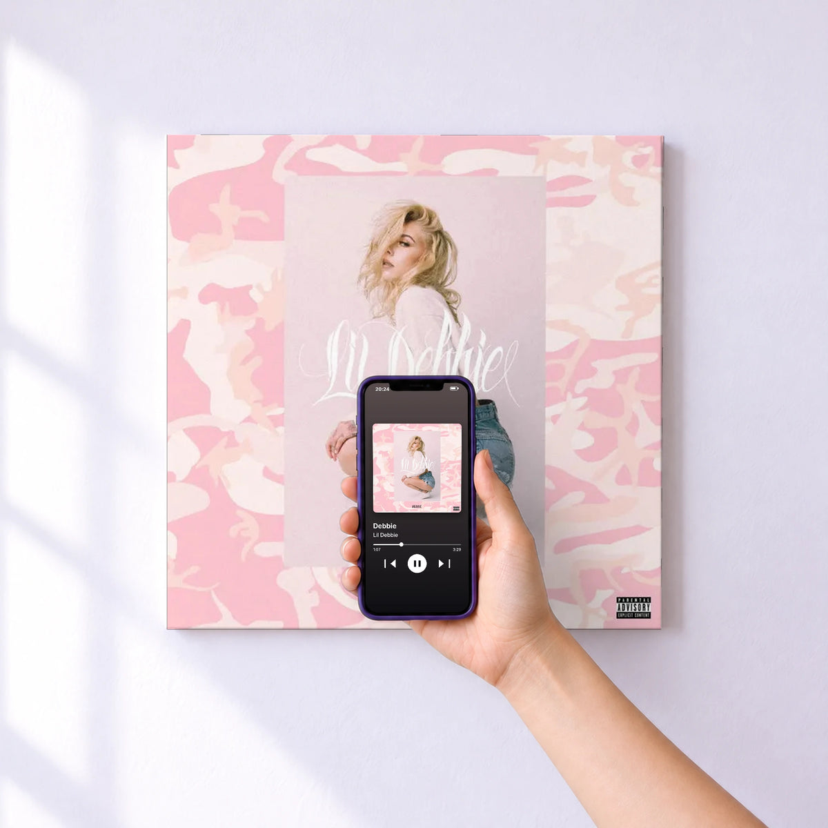 Affiche connectée Debbie de Lil Debbie au mur : l'album se lance en approchant le téléphone