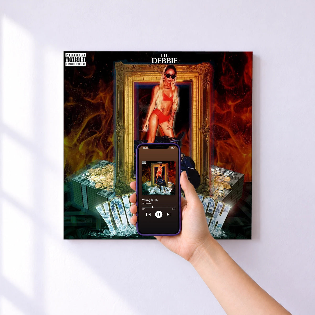 Affiche connectée Young B!tch de Lil Debbie au mur : l'album se lance en approchant le téléphone