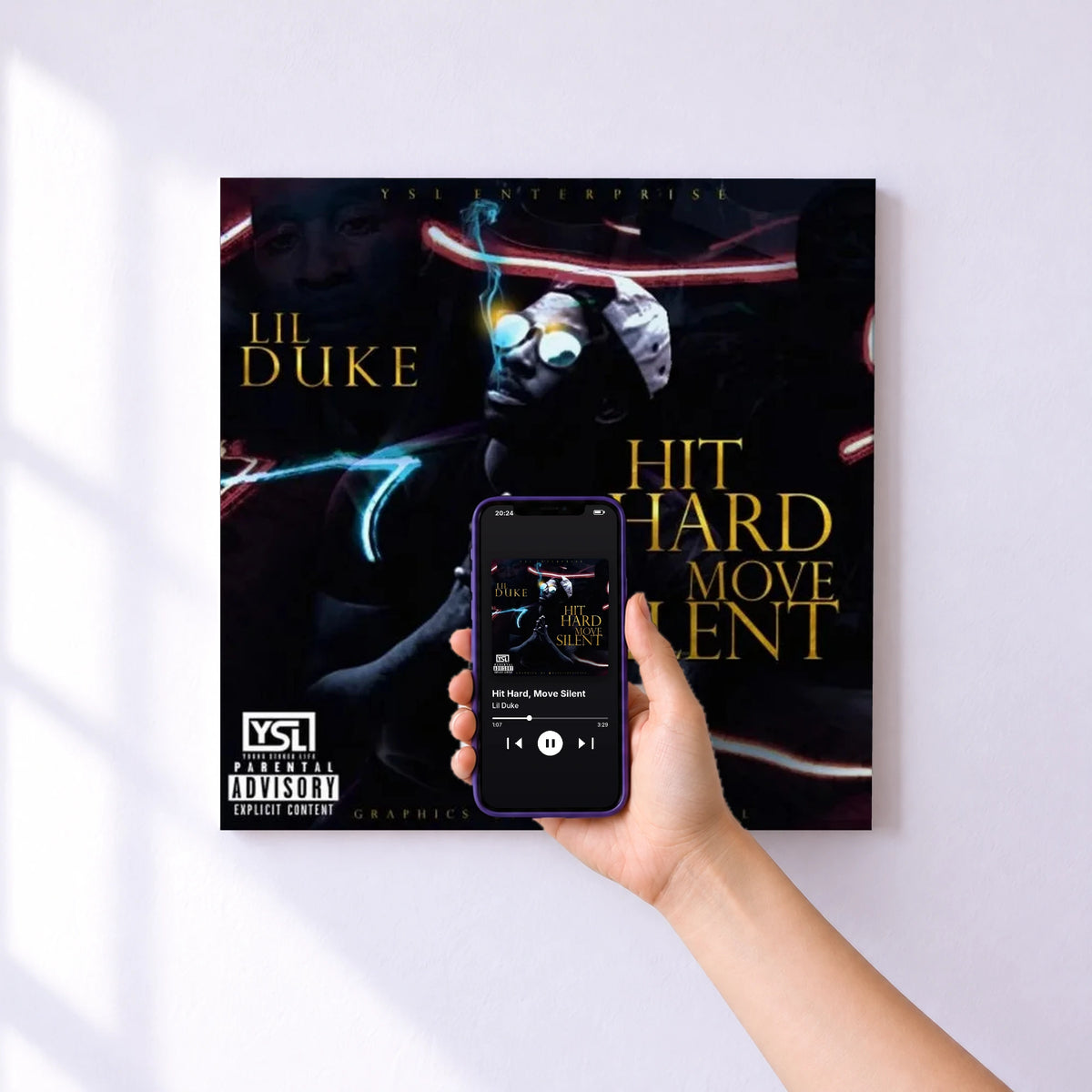 Affiche connectée Hit Hard, Move Silent de Lil Duke au mur : l'album se lance en approchant le téléphone