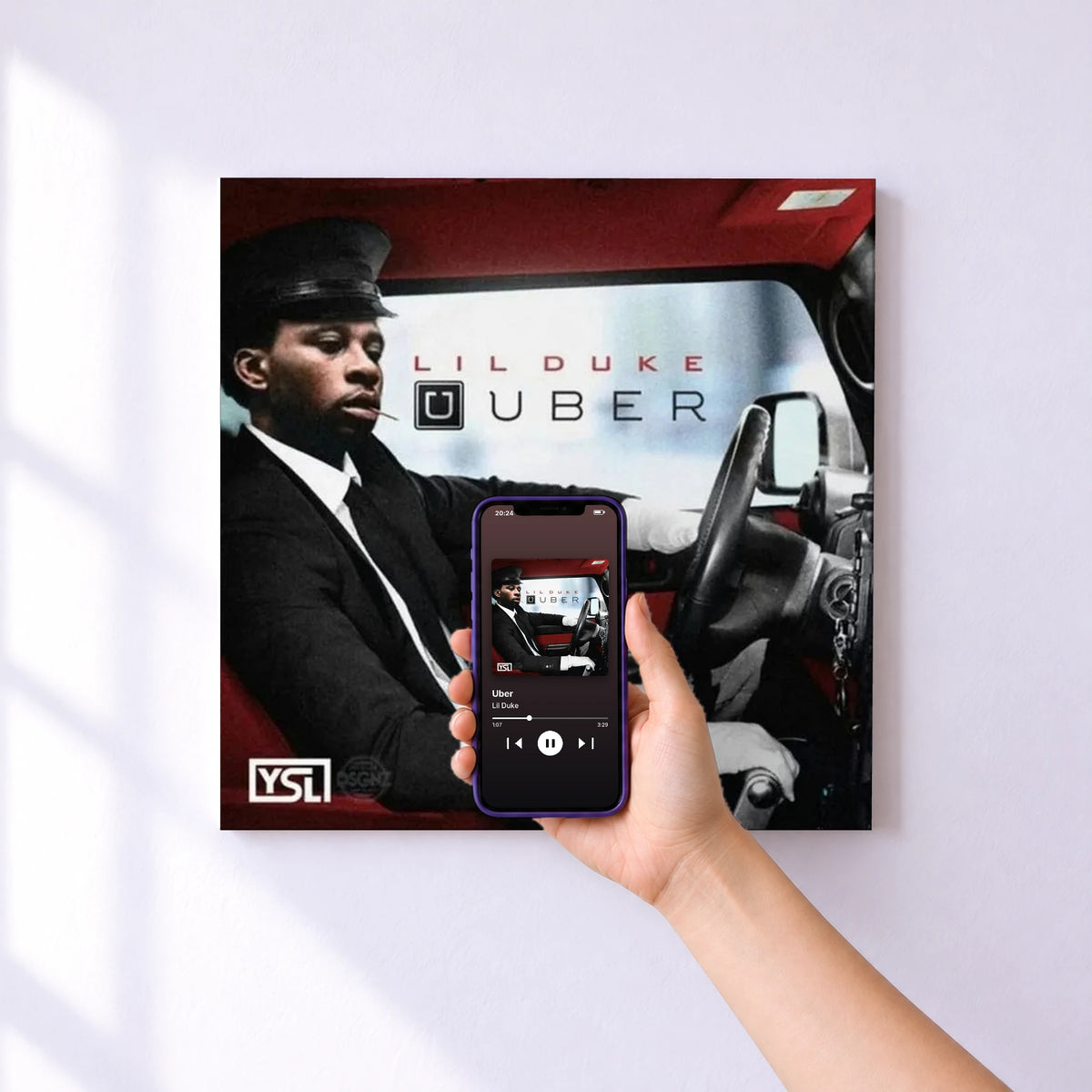 Affiche connectée Uber de Lil Duke au mur : l'album se lance en approchant le téléphone