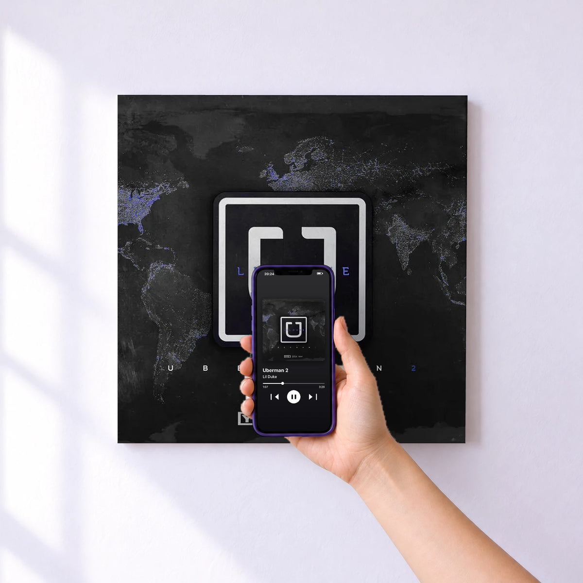 Affiche connectée Uberman 2 de Lil Duke au mur : l'album se lance en approchant le téléphone