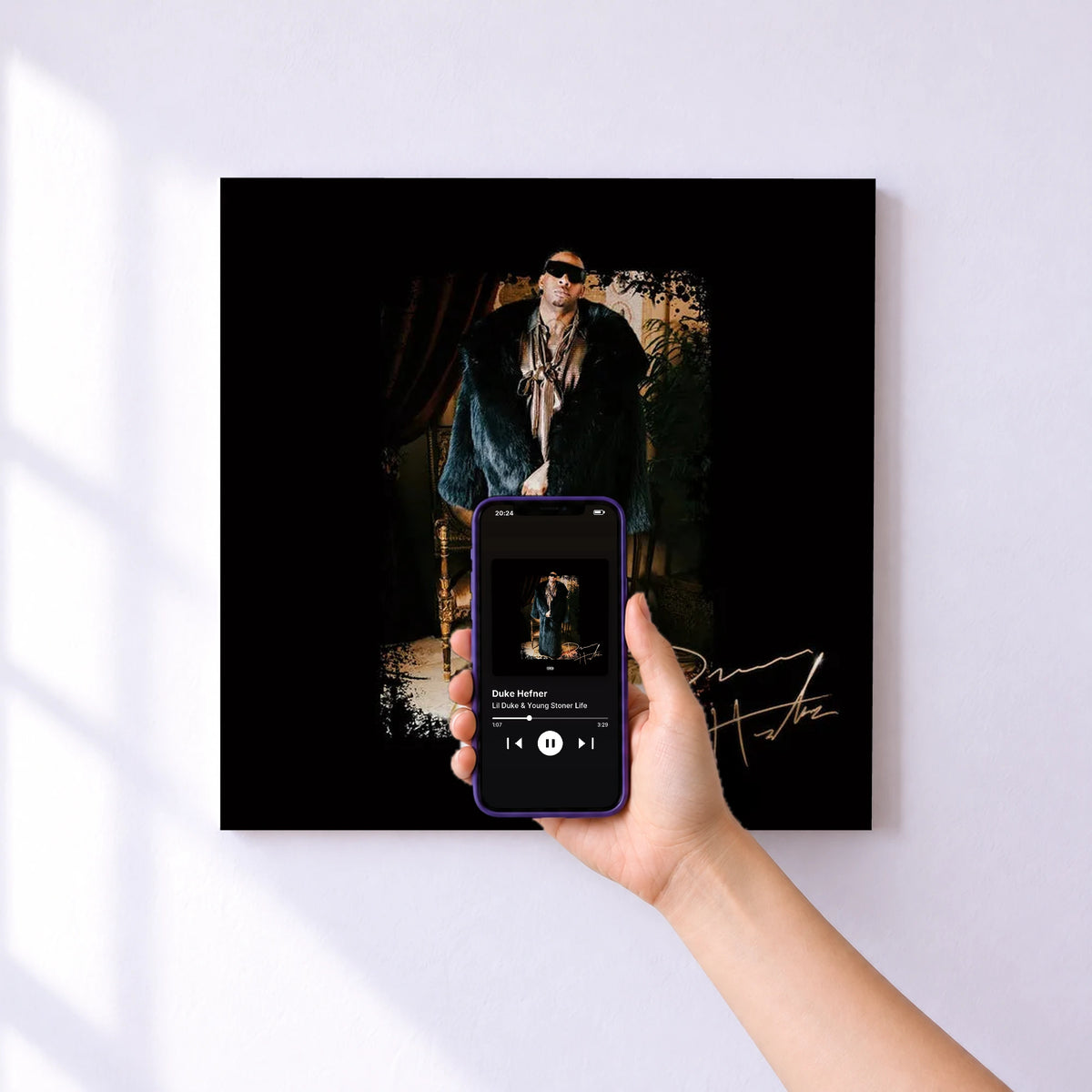 Affiche connectée Duke Hefner de Lil Duke & Young Stoner Life au mur : l'album se lance en approchant le téléphone