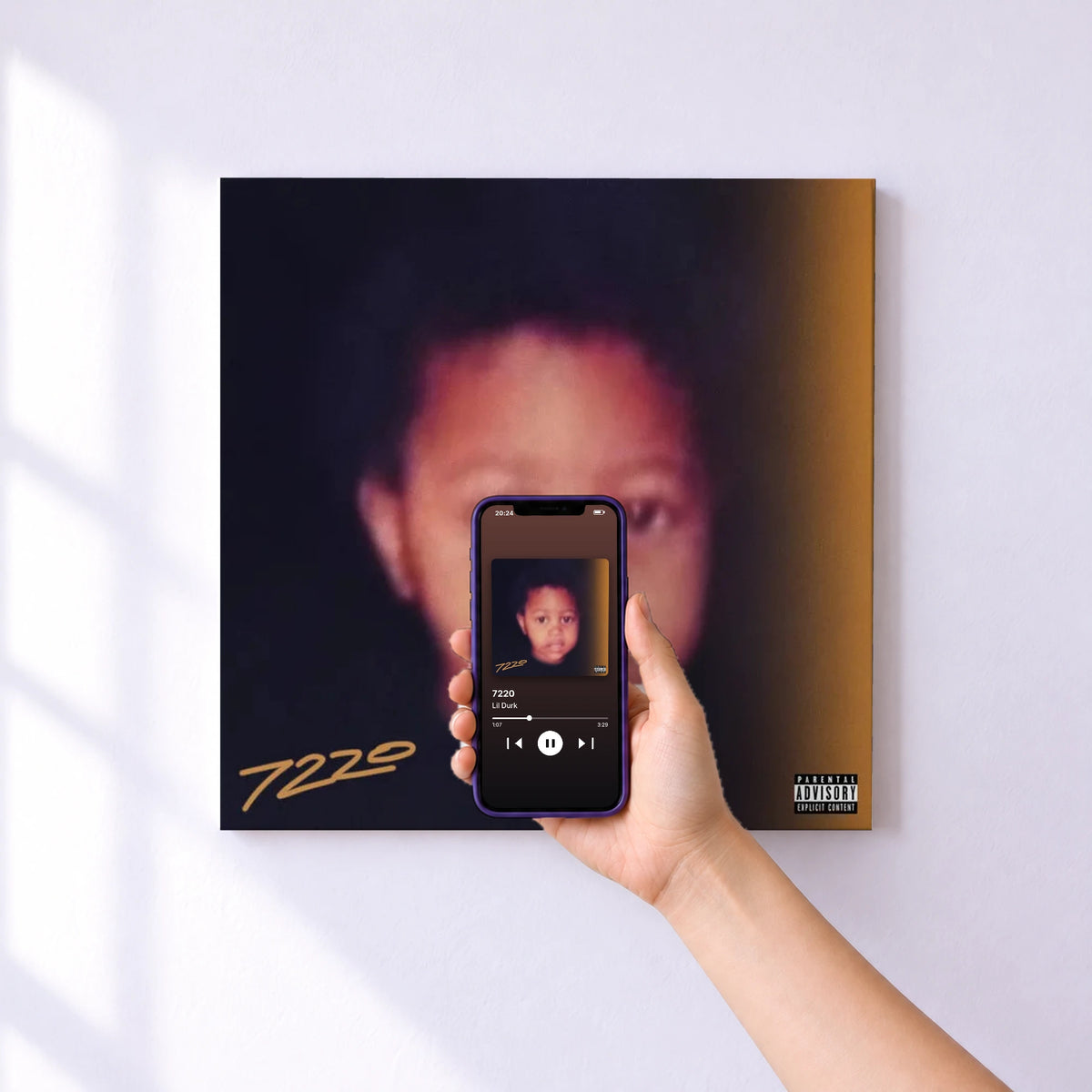 Affiche connectée 7220 de Lil Durk au mur : l'album se lance en approchant le téléphone