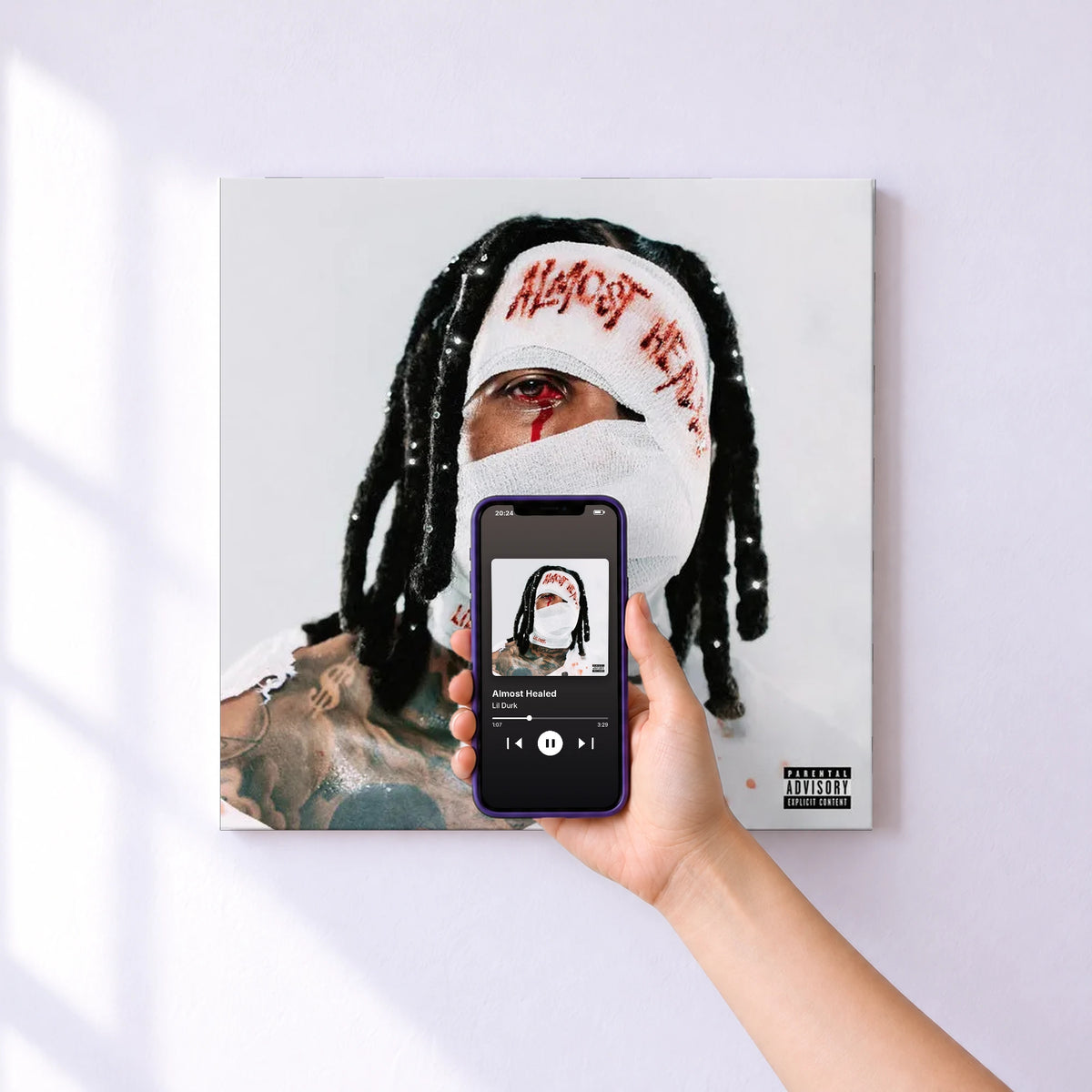 Affiche connectée Almost Healed de Lil Durk au mur : l'album se lance en approchant le téléphone