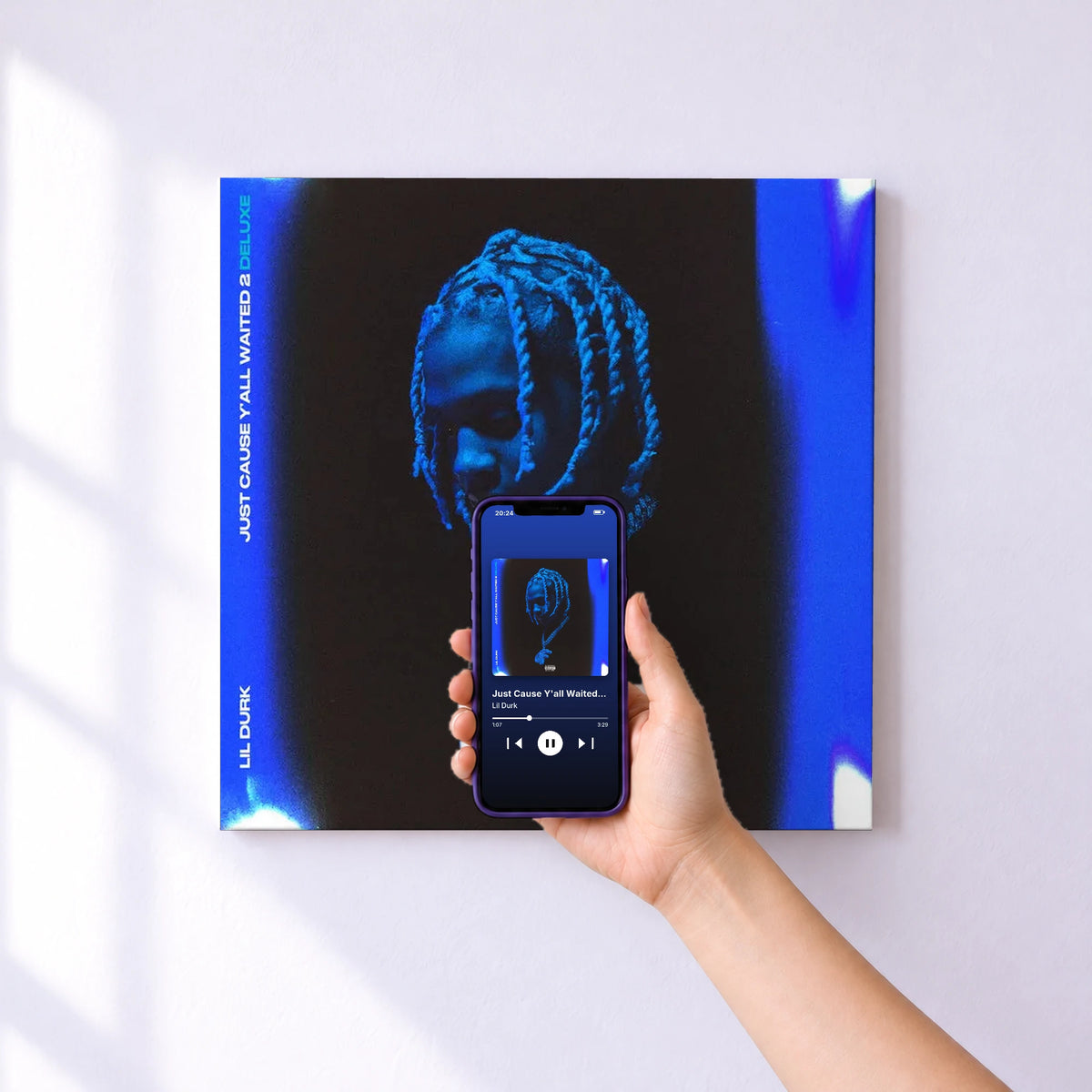 Affiche connectée Just Cause Y'all Waited 2 (Deluxe) de Lil Durk au mur : l'album se lance en approchant le téléphone