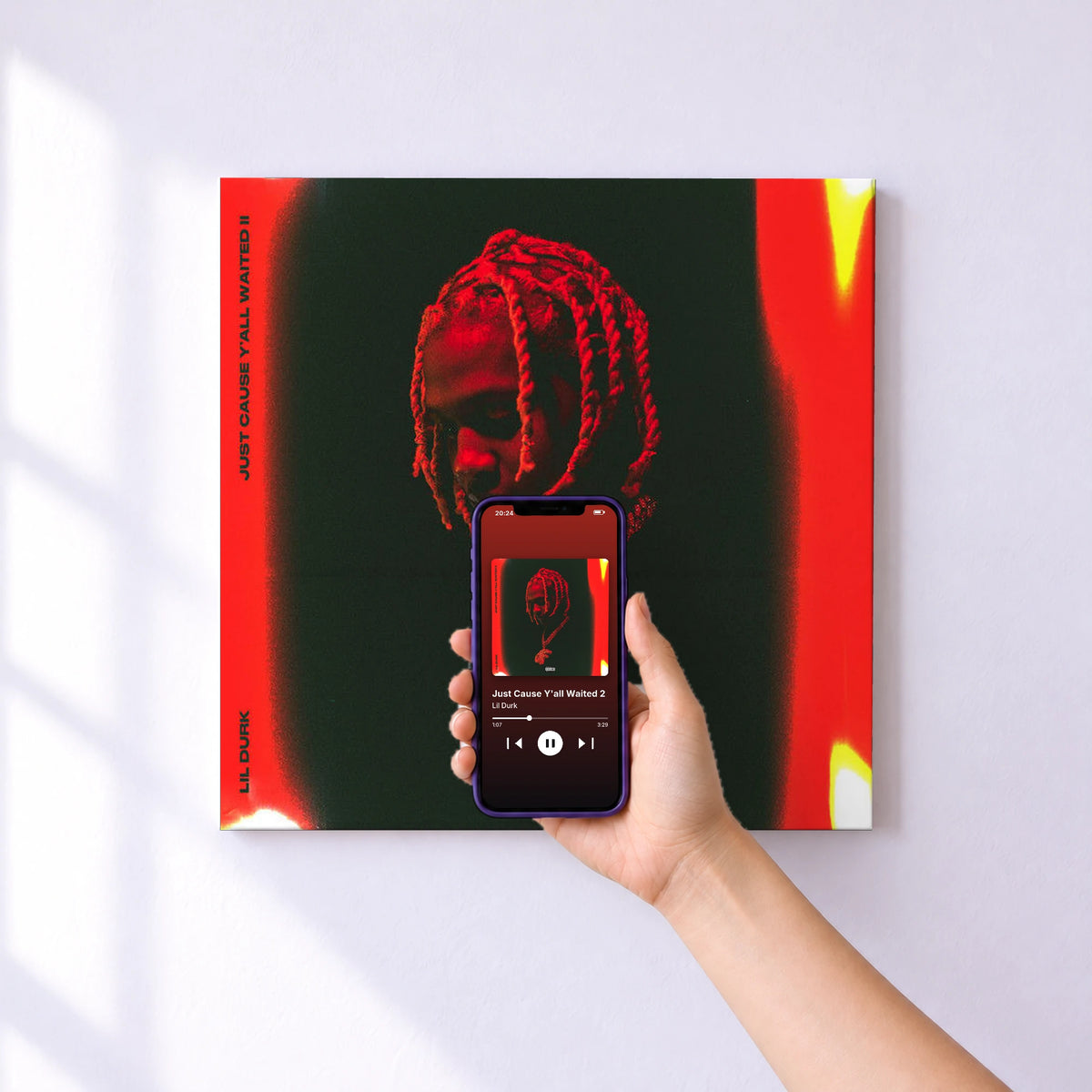 Affiche connectée Just Cause Y'all Waited 2 de Lil Durk au mur : l'album se lance en approchant le téléphone