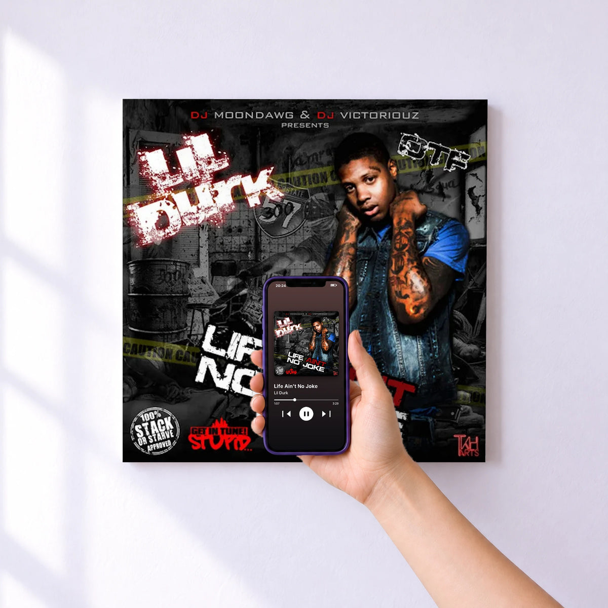Affiche connectée Life Ain't No Joke de Lil Durk au mur : l'album se lance en approchant le téléphone