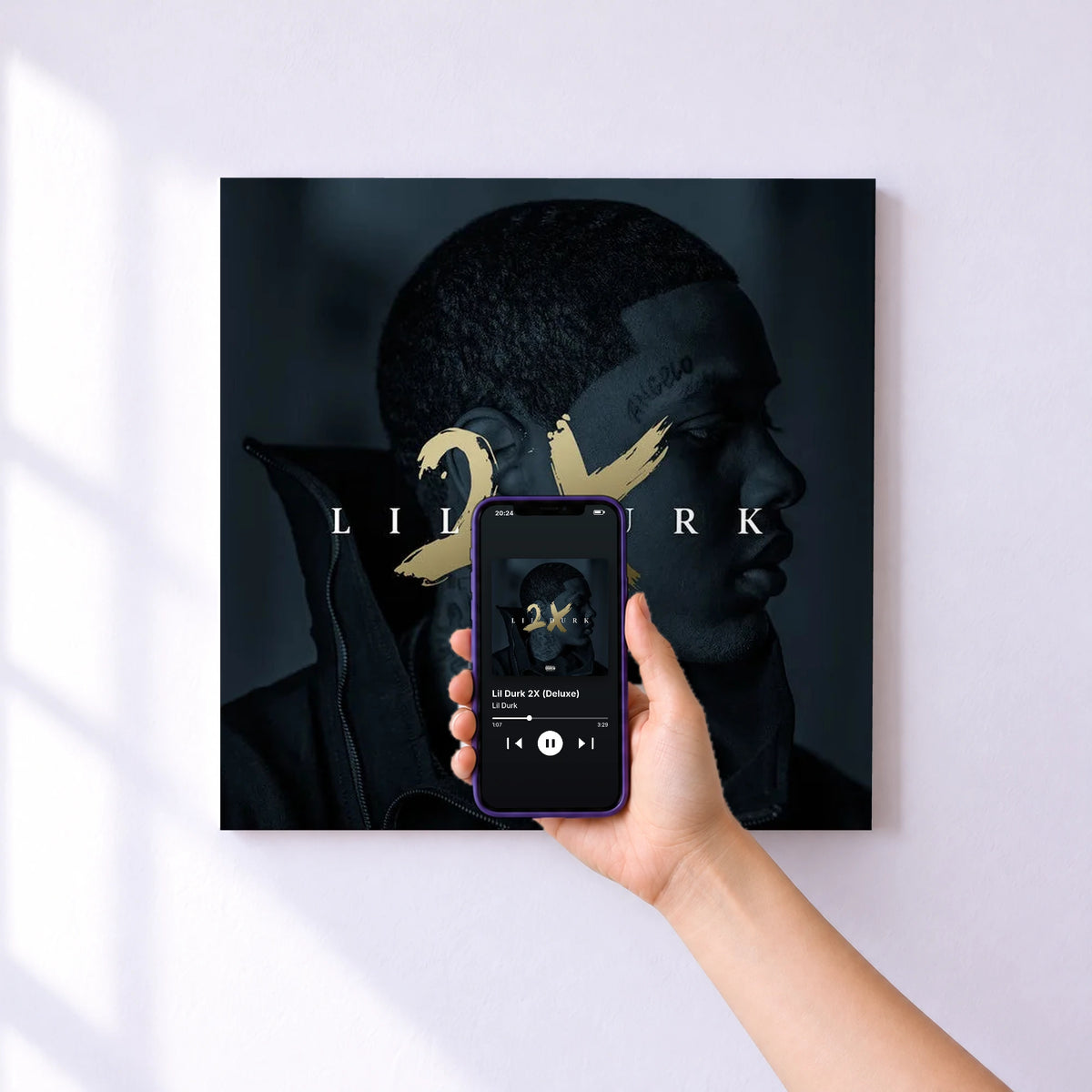 Affiche connectée Lil Durk 2X (Deluxe) de Lil Durk au mur : l'album se lance en approchant le téléphone