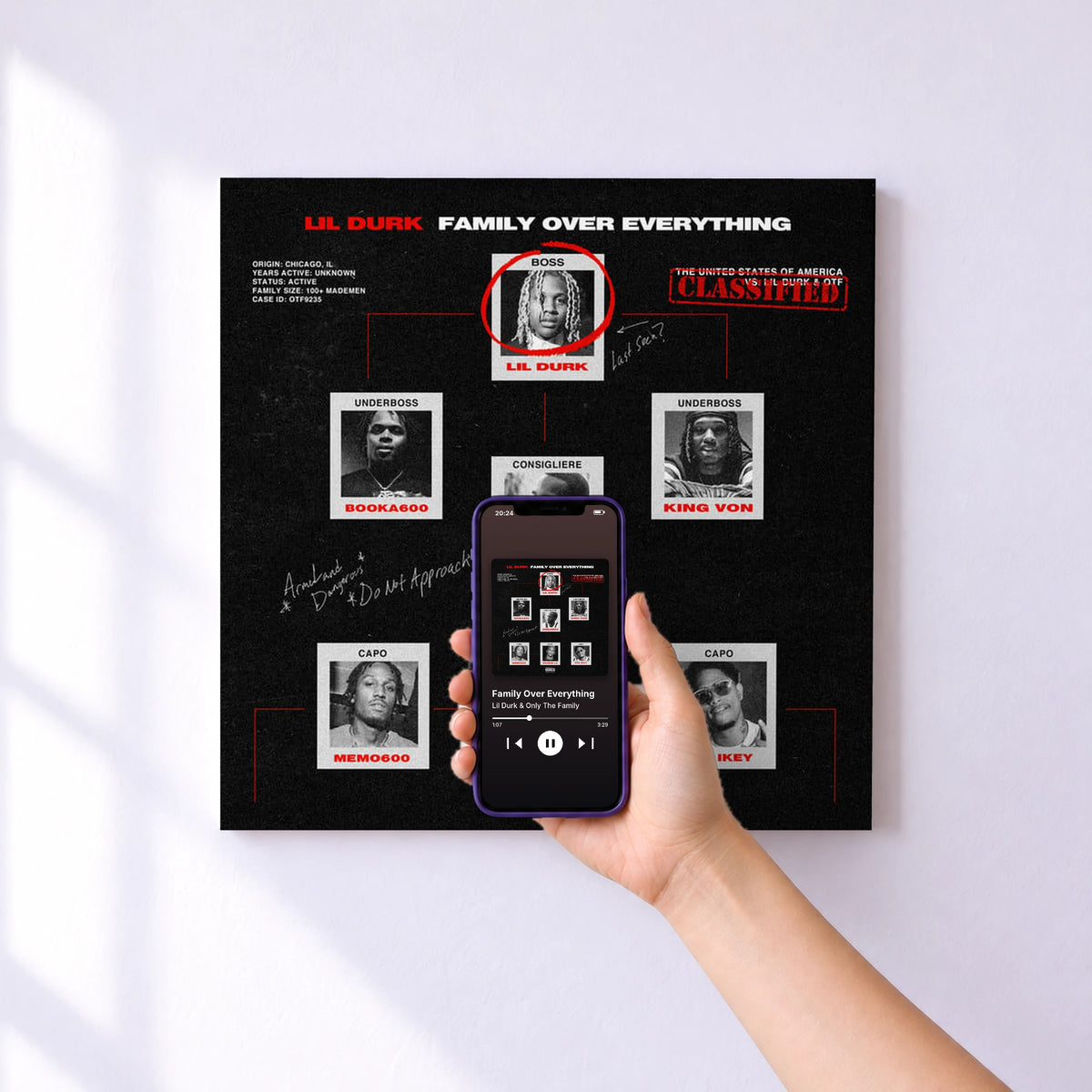 Affiche connectée Family Over Everything de Lil Durk & Only The Family au mur : l'album se lance en approchant le téléphone