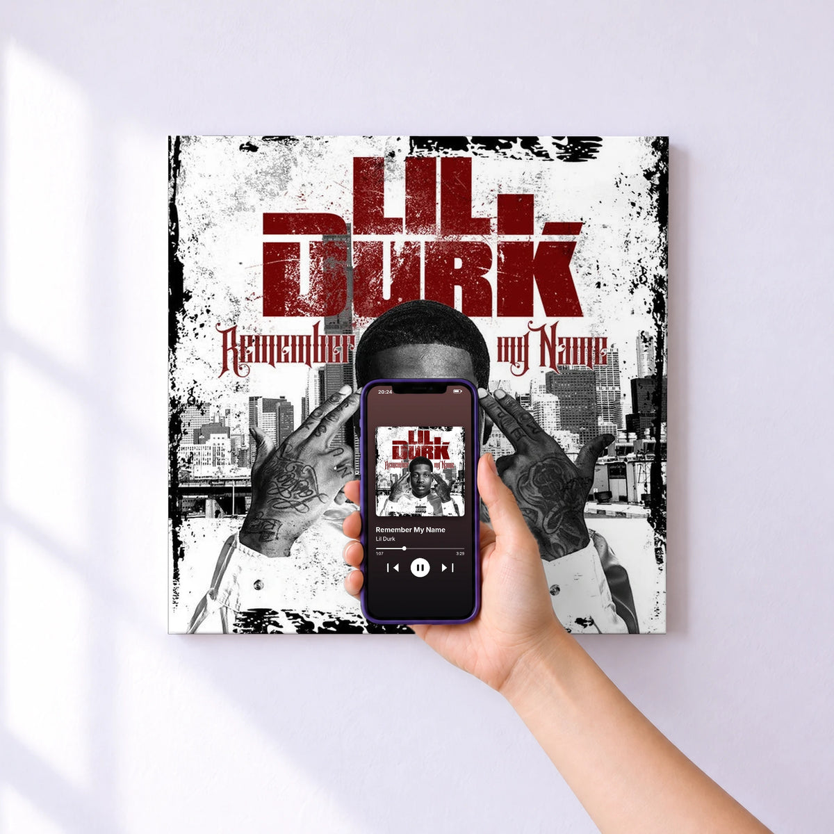 Affiche connectée Remember My Name de Lil Durk au mur : l'album se lance en approchant le téléphone