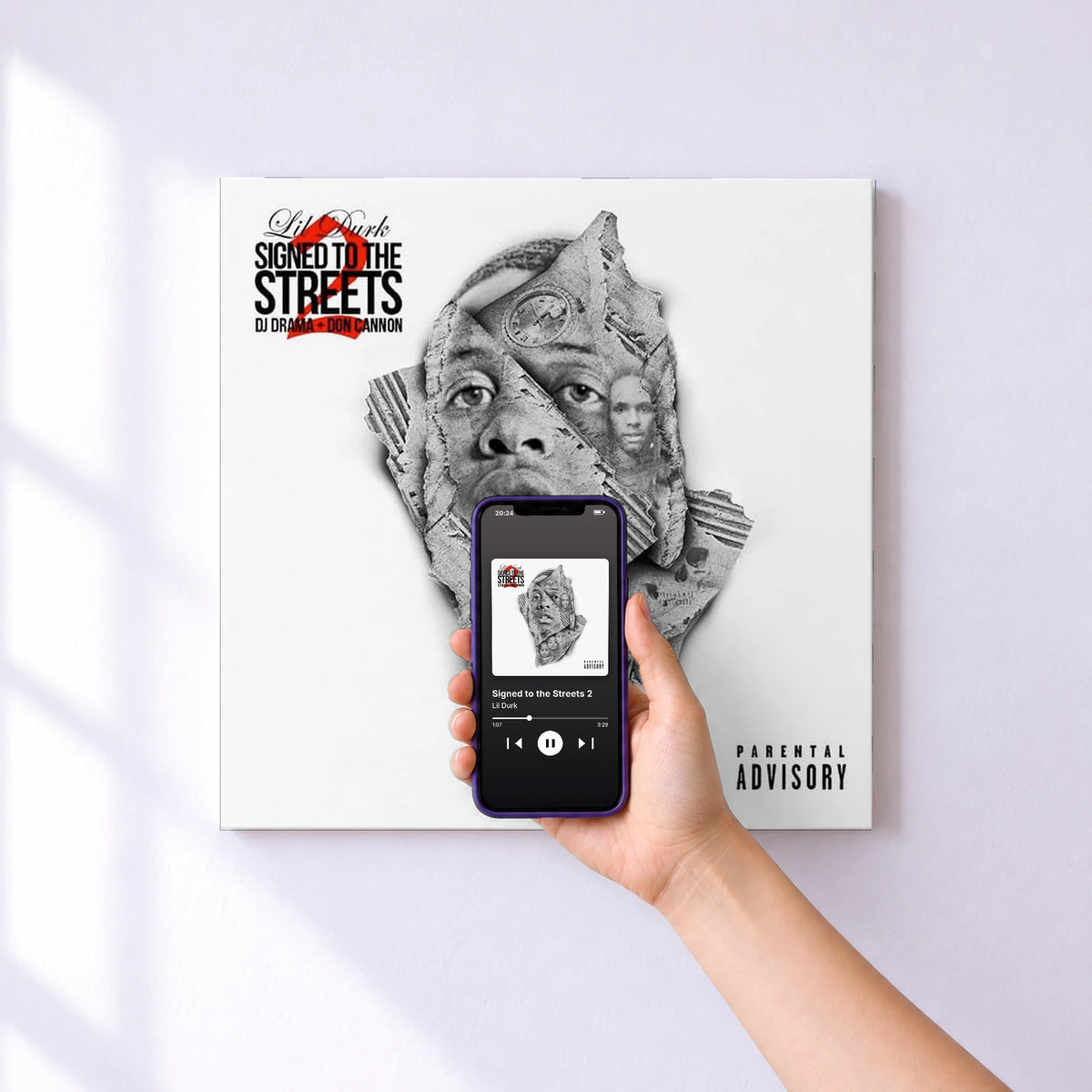 Affiche connectée Signed to the Streets 2 de Lil Durk au mur : l'album se lance en approchant le téléphone