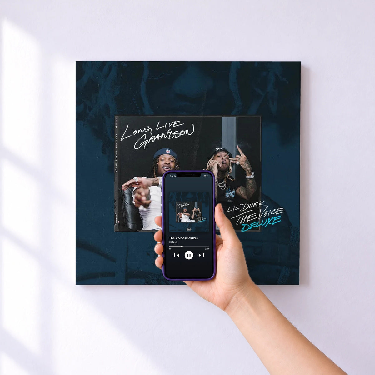 Affiche connectée The Voice (Deluxe) de Lil Durk au mur : l'album se lance en approchant le téléphone