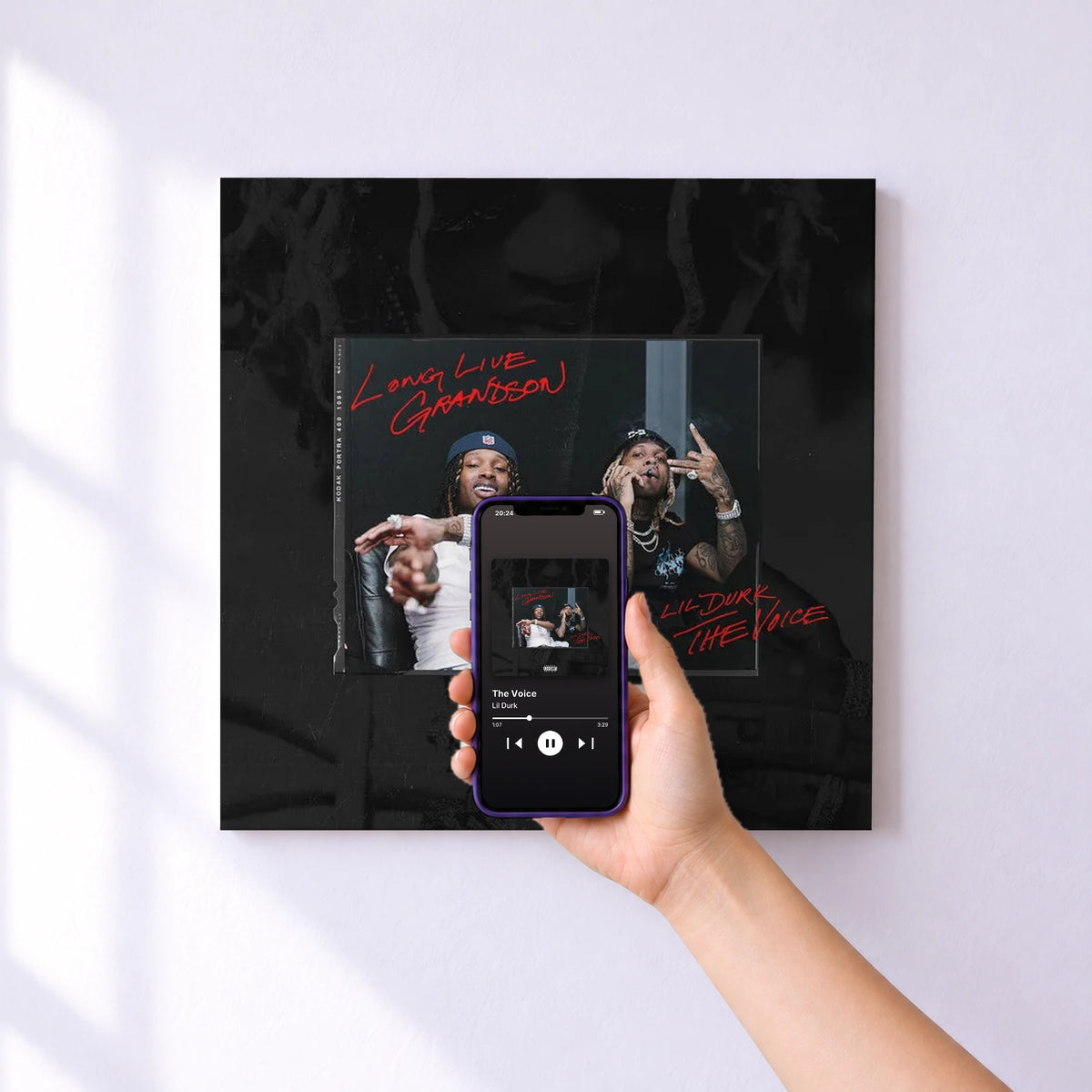 Affiche connectée The Voice de Lil Durk au mur : l'album se lance en approchant le téléphone