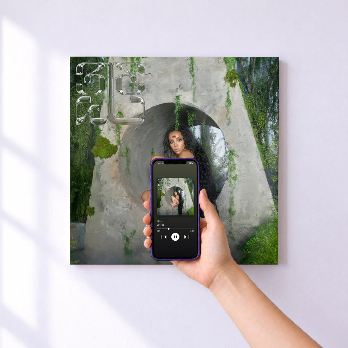 Affiche connectée 333 de Lil' Flip au mur : l'album se lance en approchant le téléphone