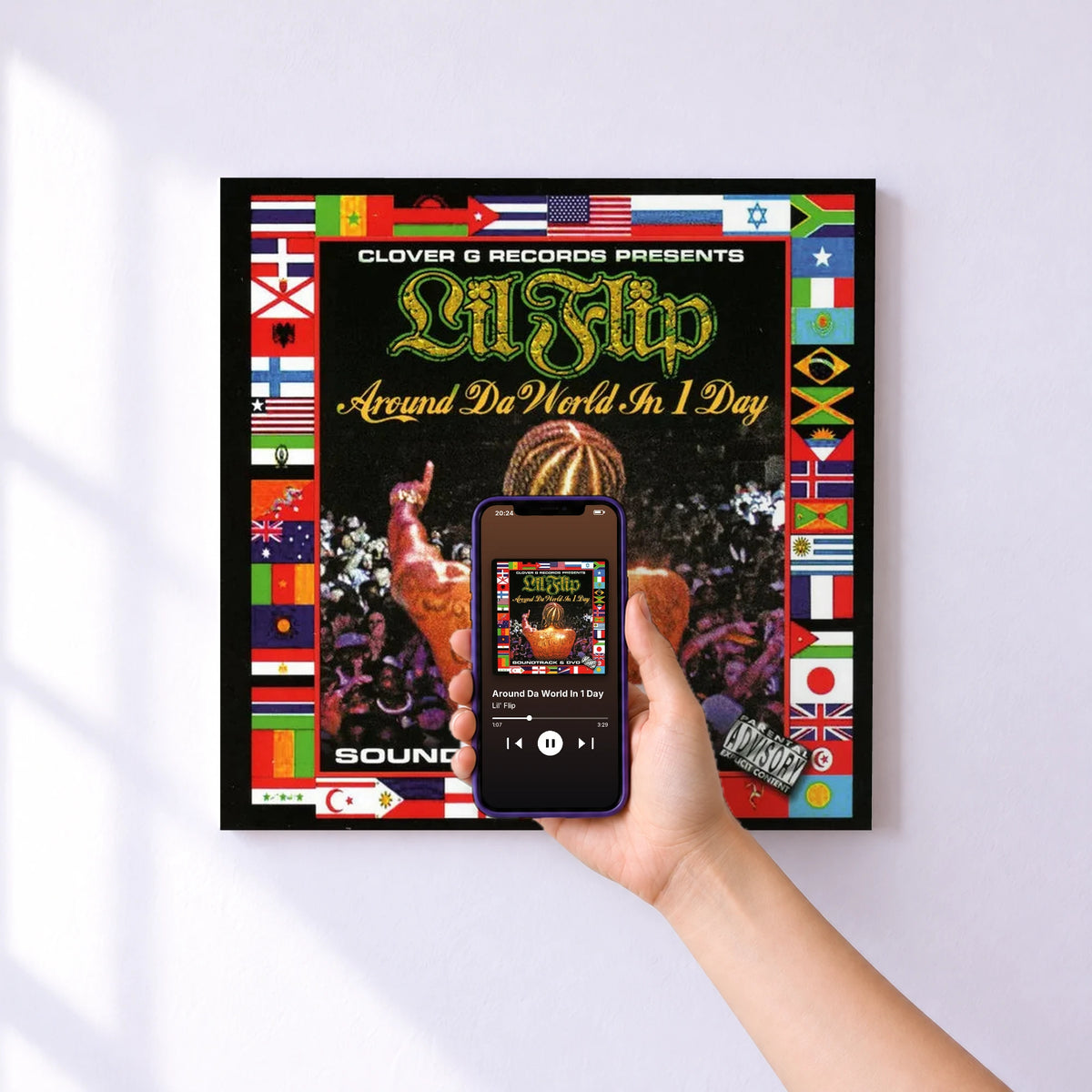 Affiche connectée Around Da World In 1 Day de Lil' Flip au mur : l'album se lance en approchant le téléphone