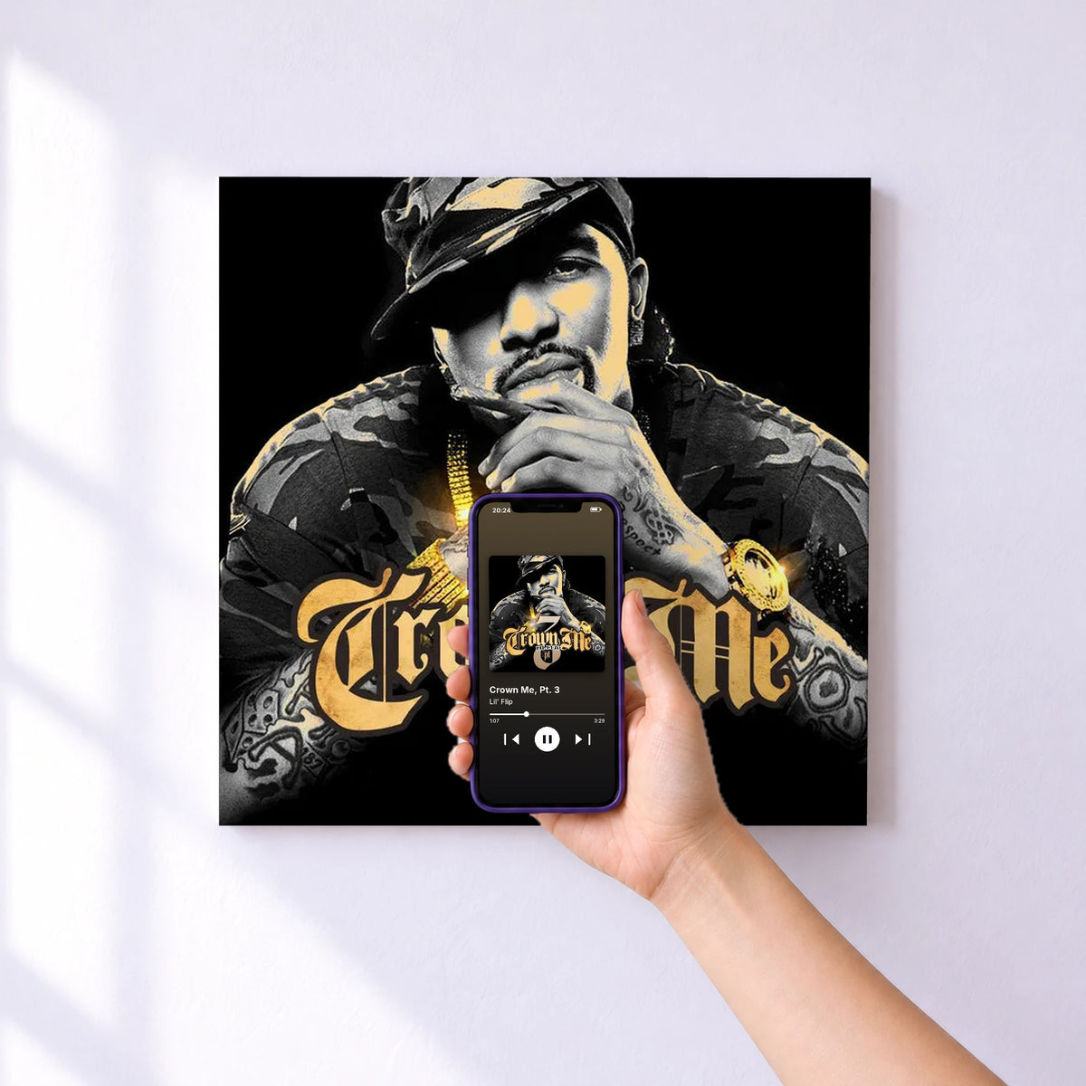Affiche connectée Crown Me, Pt. 3 de Lil' Flip au mur : l'album se lance en approchant le téléphone