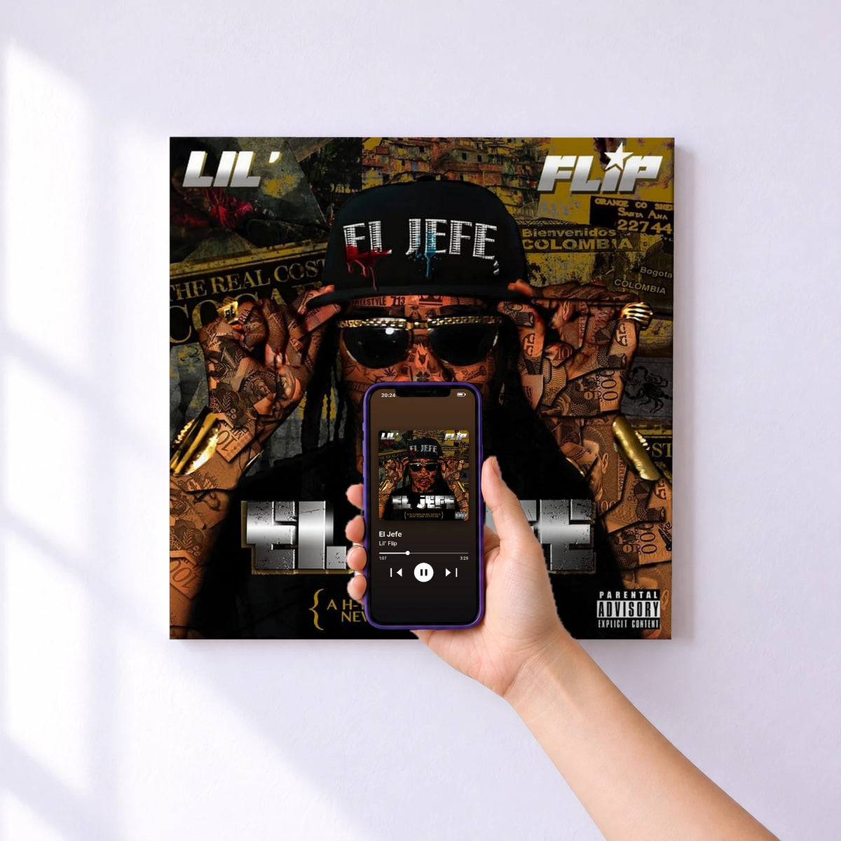 Affiche connectée El Jefe de Lil' Flip au mur : l'album se lance en approchant le téléphone