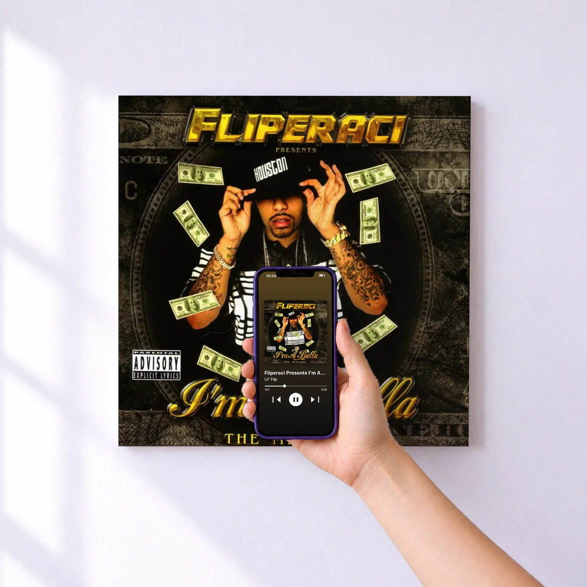 Affiche connectée Fliperaci Presents I’m A Balla de Lil' Flip au mur : l'album se lance en approchant le téléphone