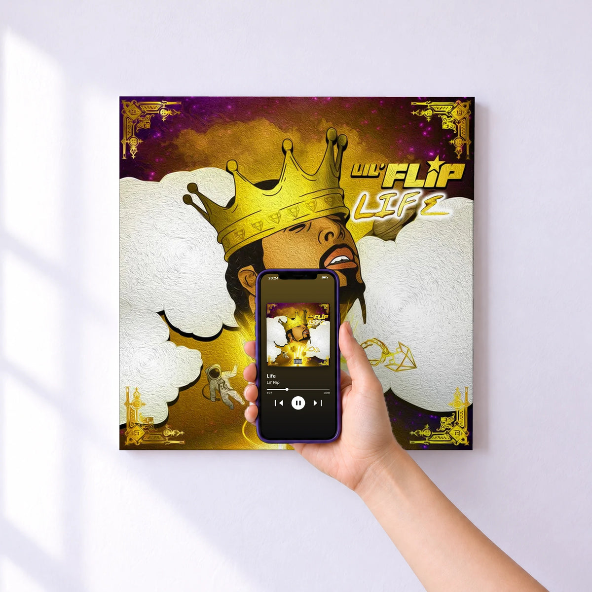 Affiche connectée Life de Lil' Flip au mur : l'album se lance en approchant le téléphone
