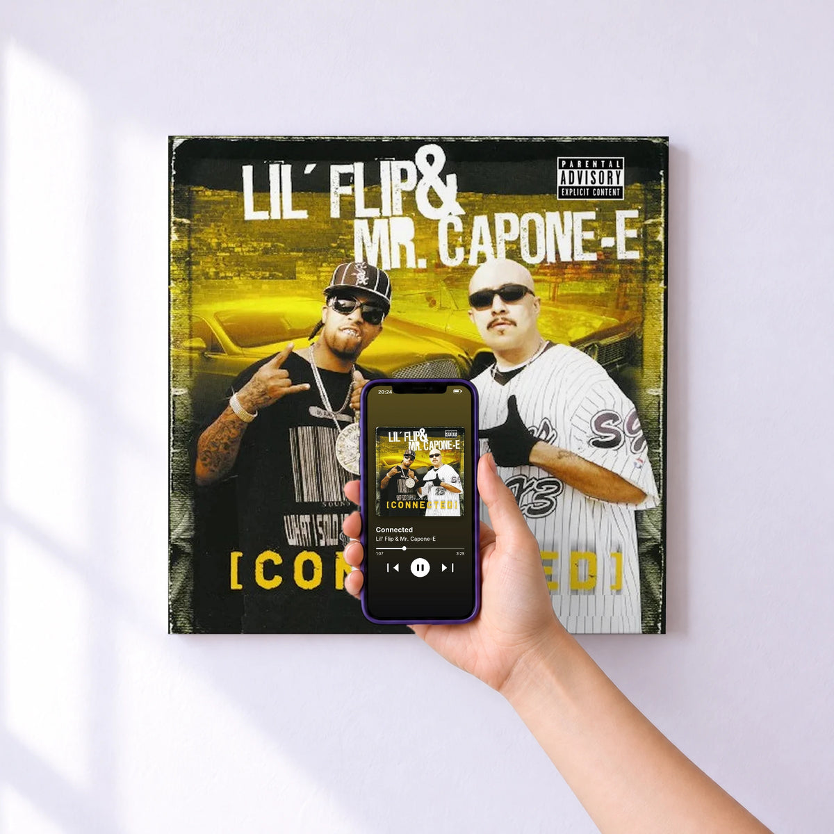 Affiche connectée Connected de Lil' Flip & Mr. Capone-E au mur : l'album se lance en approchant le téléphone