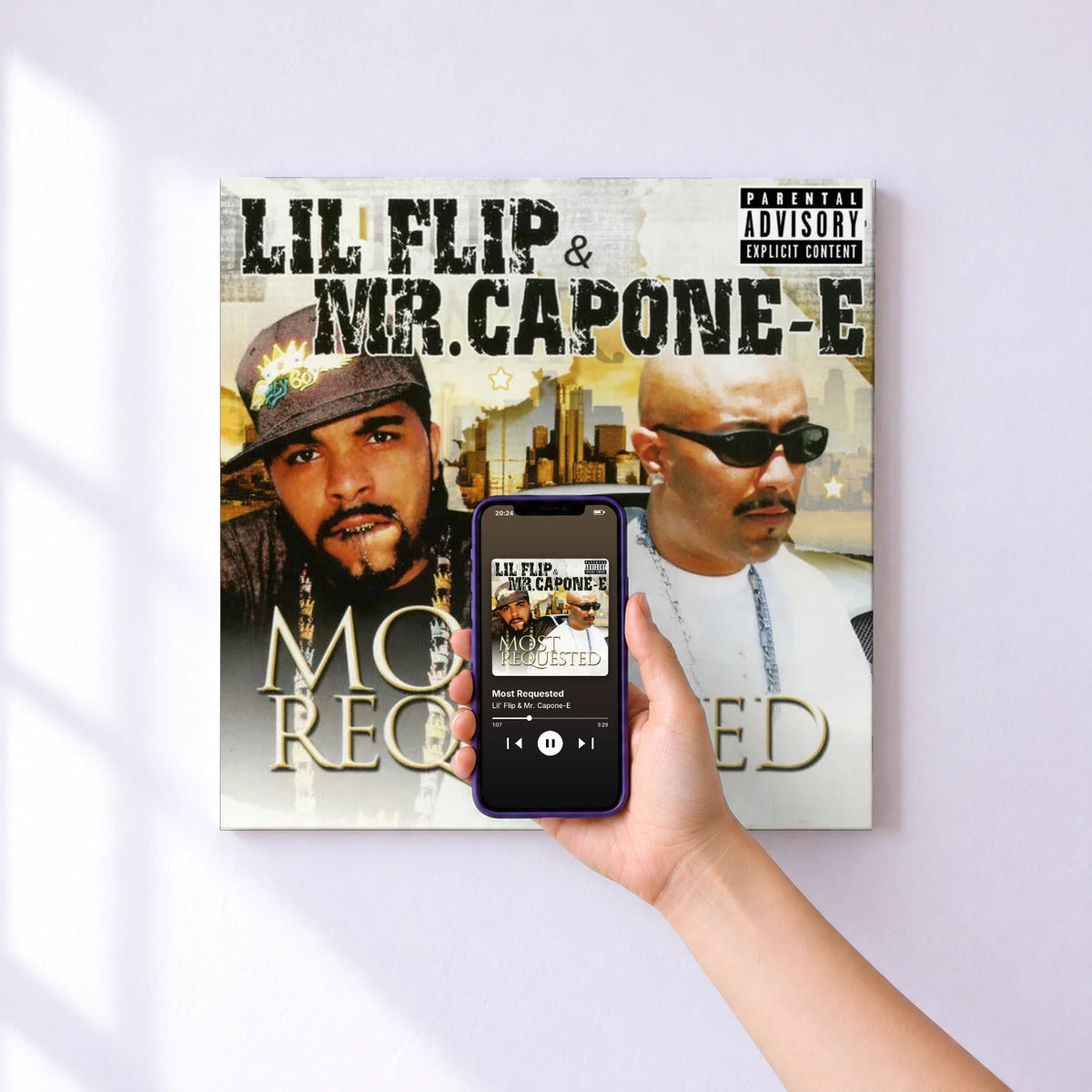Affiche connectée Most Requested de Lil' Flip & Mr. Capone-E au mur : l'album se lance en approchant le téléphone