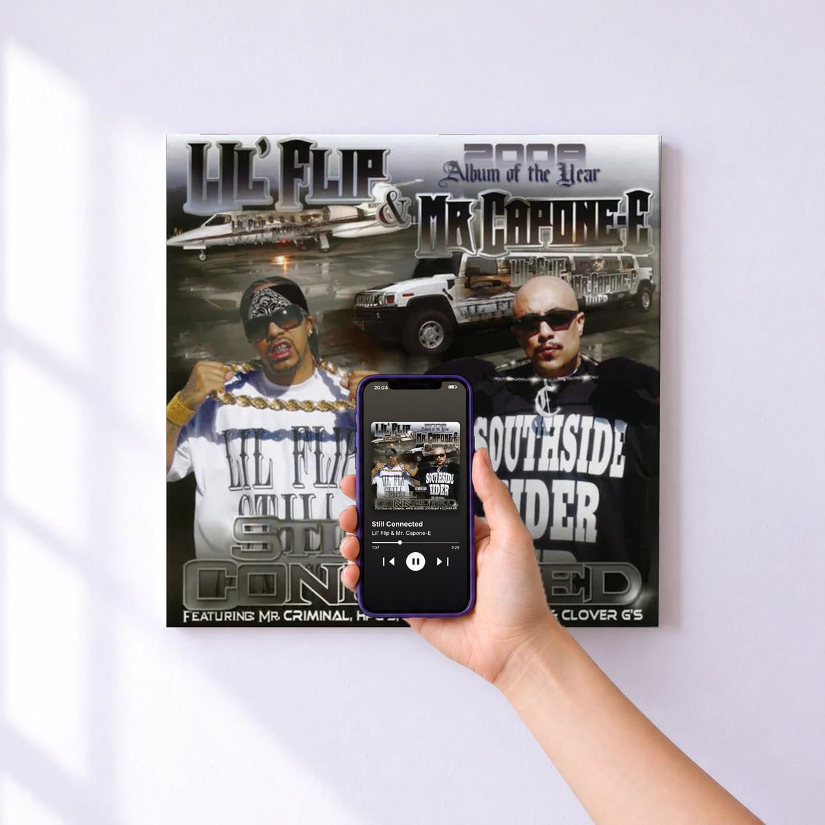 Affiche connectée Still Connected de Lil' Flip & Mr. Capone-E au mur : l'album se lance en approchant le téléphone