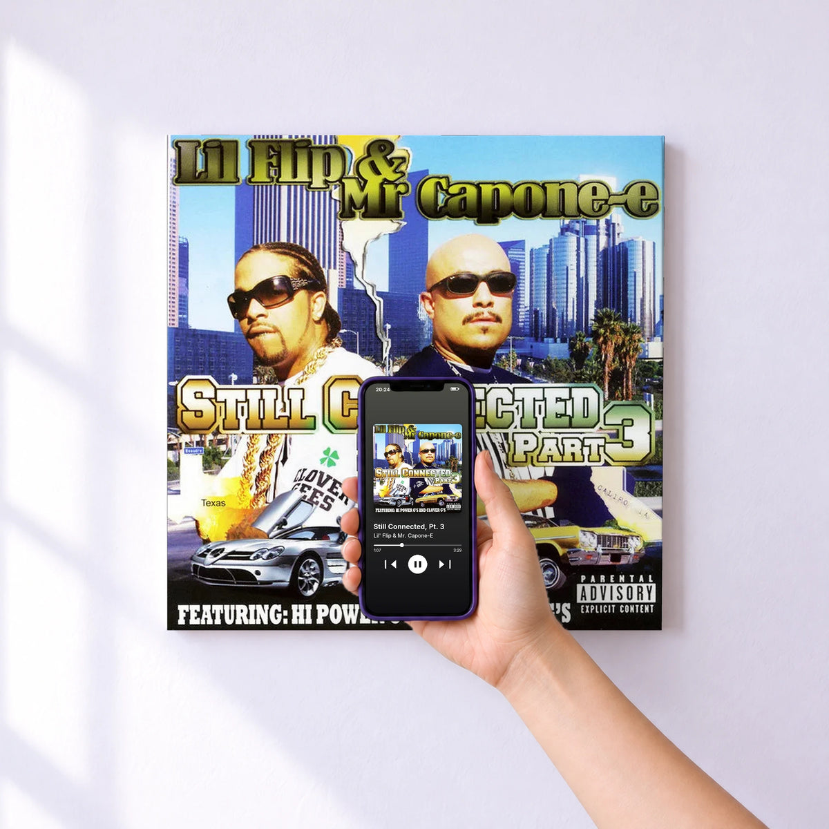 Affiche connectée Still Connected, Pt. 3 de Lil' Flip & Mr. Capone-E au mur : l'album se lance en approchant le téléphone