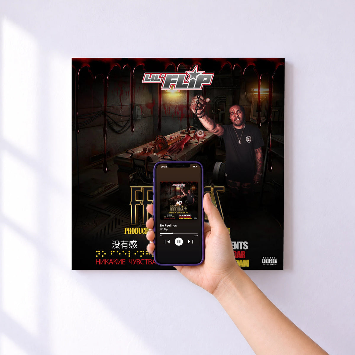 Affiche connectée No Feelings de Lil' Flip au mur : l'album se lance en approchant le téléphone