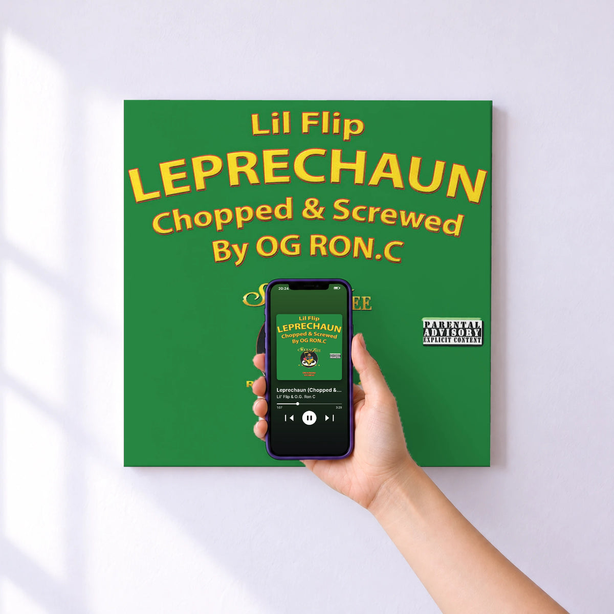 Affiche connectée Leprechaun (Chopped & Screwed) de Lil' Flip & O.G. Ron C au mur : l'album se lance en approchant le téléphone