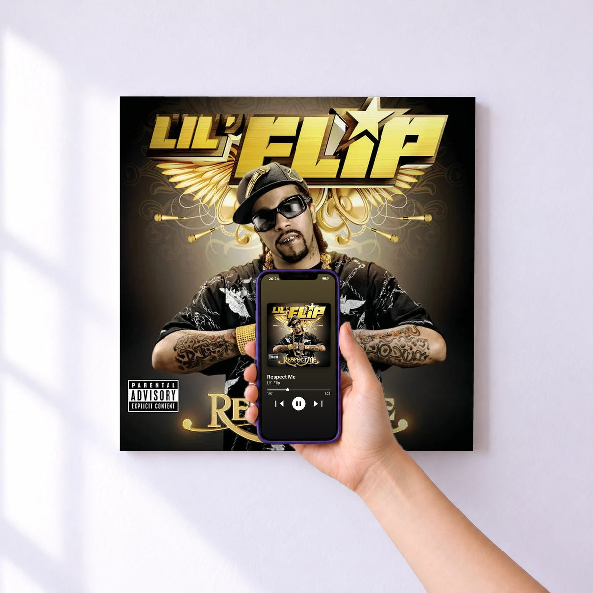 Affiche connectée Respect Me de Lil' Flip au mur : l'album se lance en approchant le téléphone