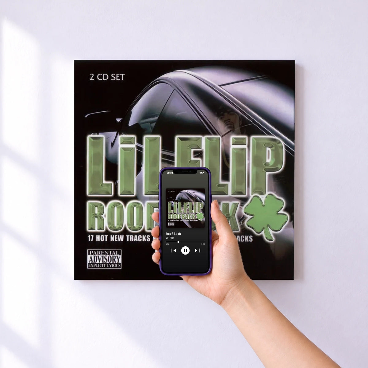Affiche connectée Roof Back de Lil' Flip au mur : l'album se lance en approchant le téléphone