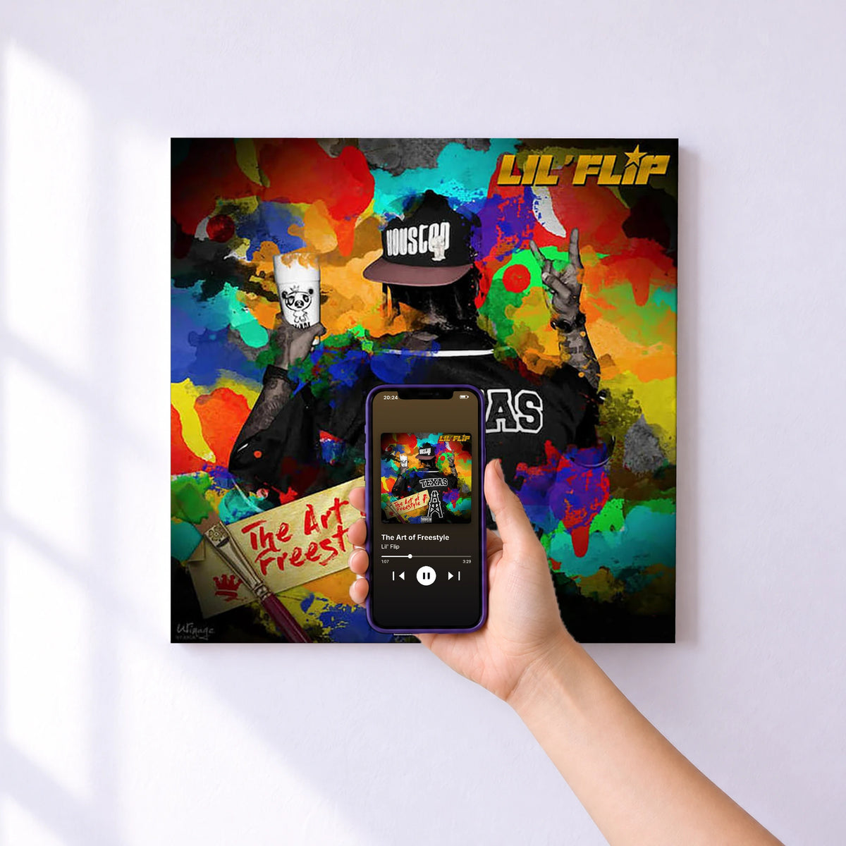 Affiche connectée The Art of Freestyle de Lil' Flip au mur : l'album se lance en approchant le téléphone