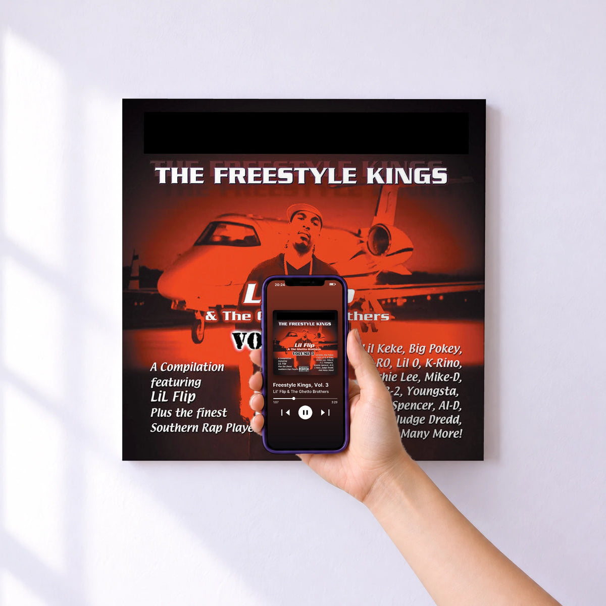 Affiche connectée Freestyle Kings, Vol. 3 de Lil' Flip & The Ghetto Brothers au mur : l'album se lance en approchant le téléphone