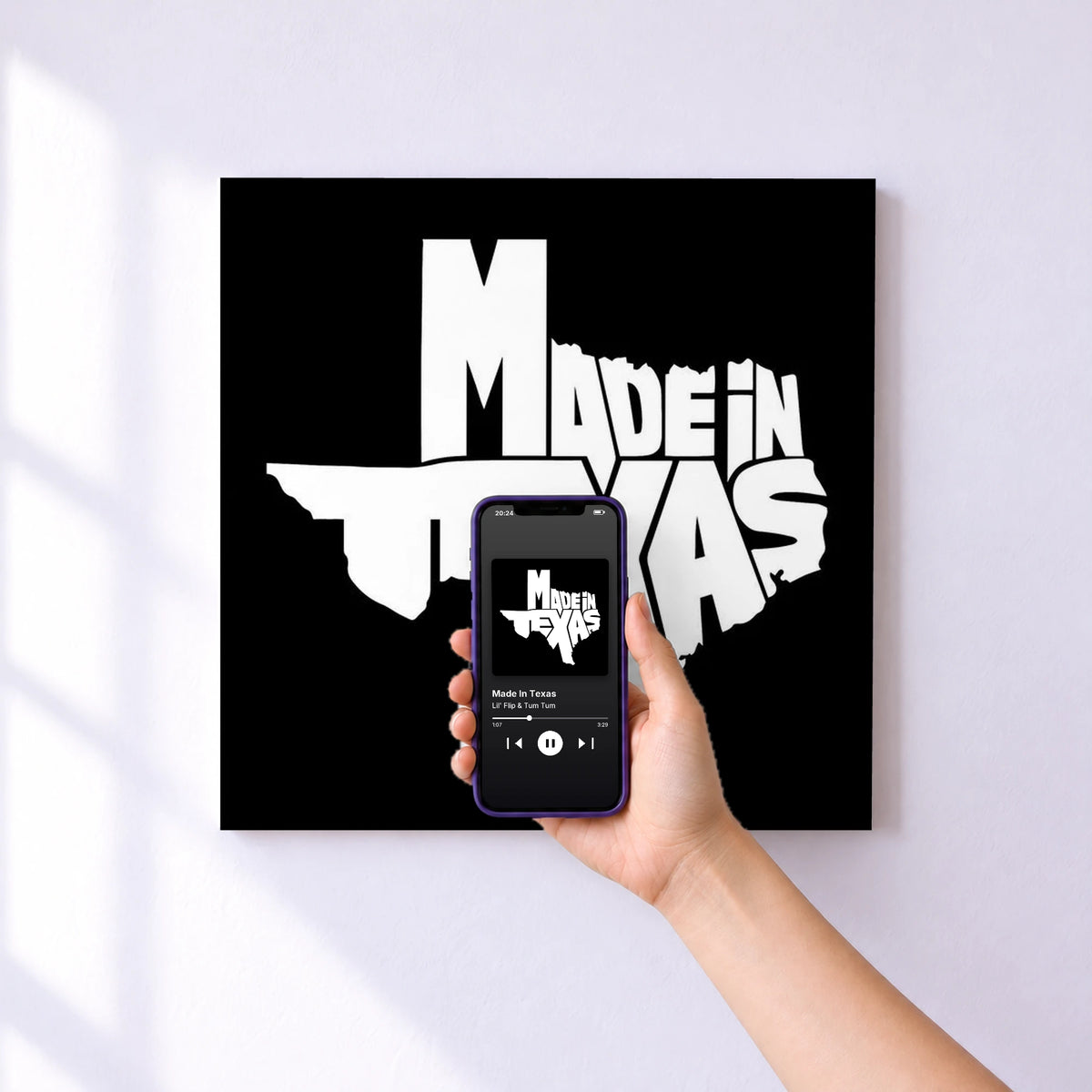 Affiche connectée Made In Texas de Lil' Flip & Tum Tum au mur : l'album se lance en approchant le téléphone
