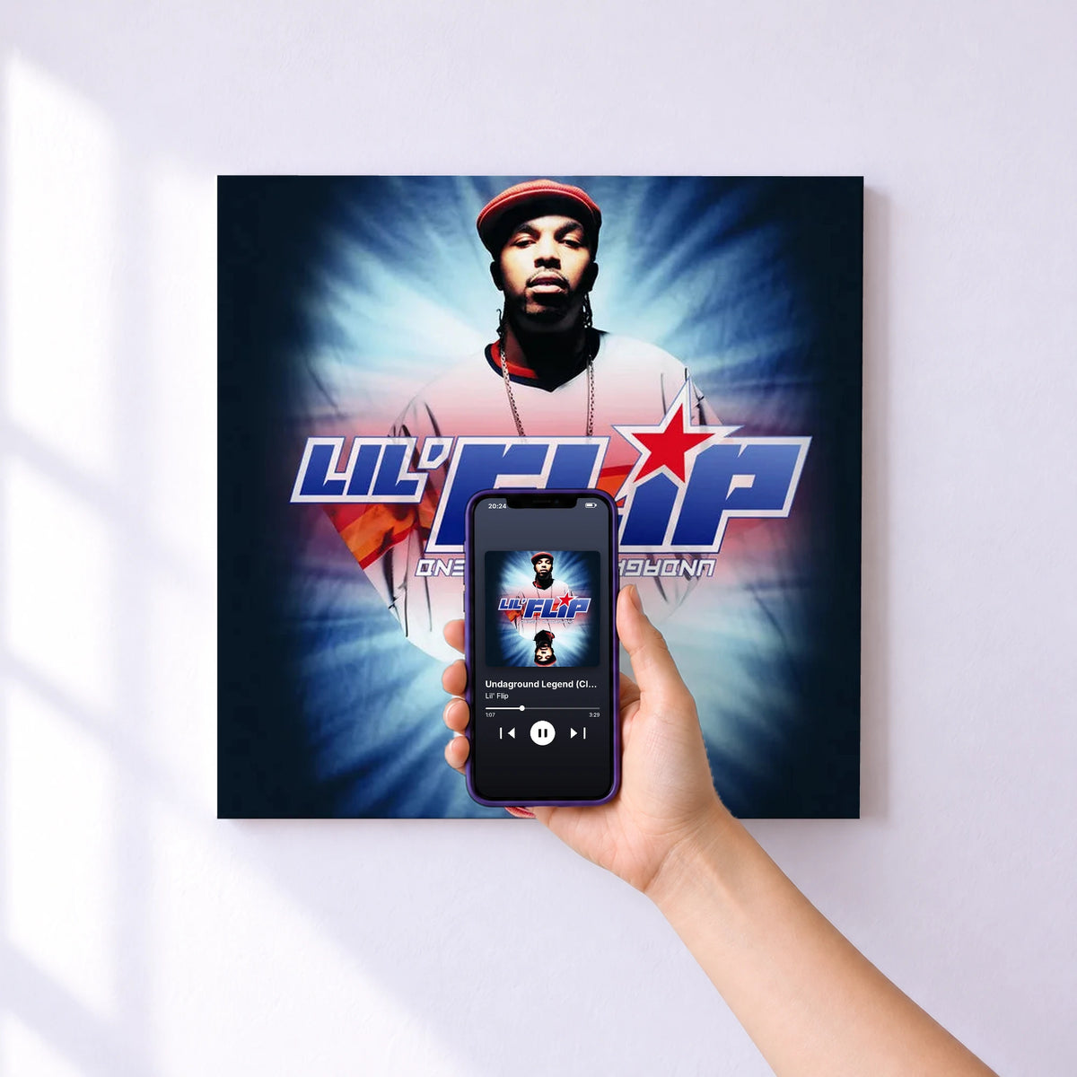 Affiche connectée Undaground Legend (Clean) de Lil' Flip au mur : l'album se lance en approchant le téléphone