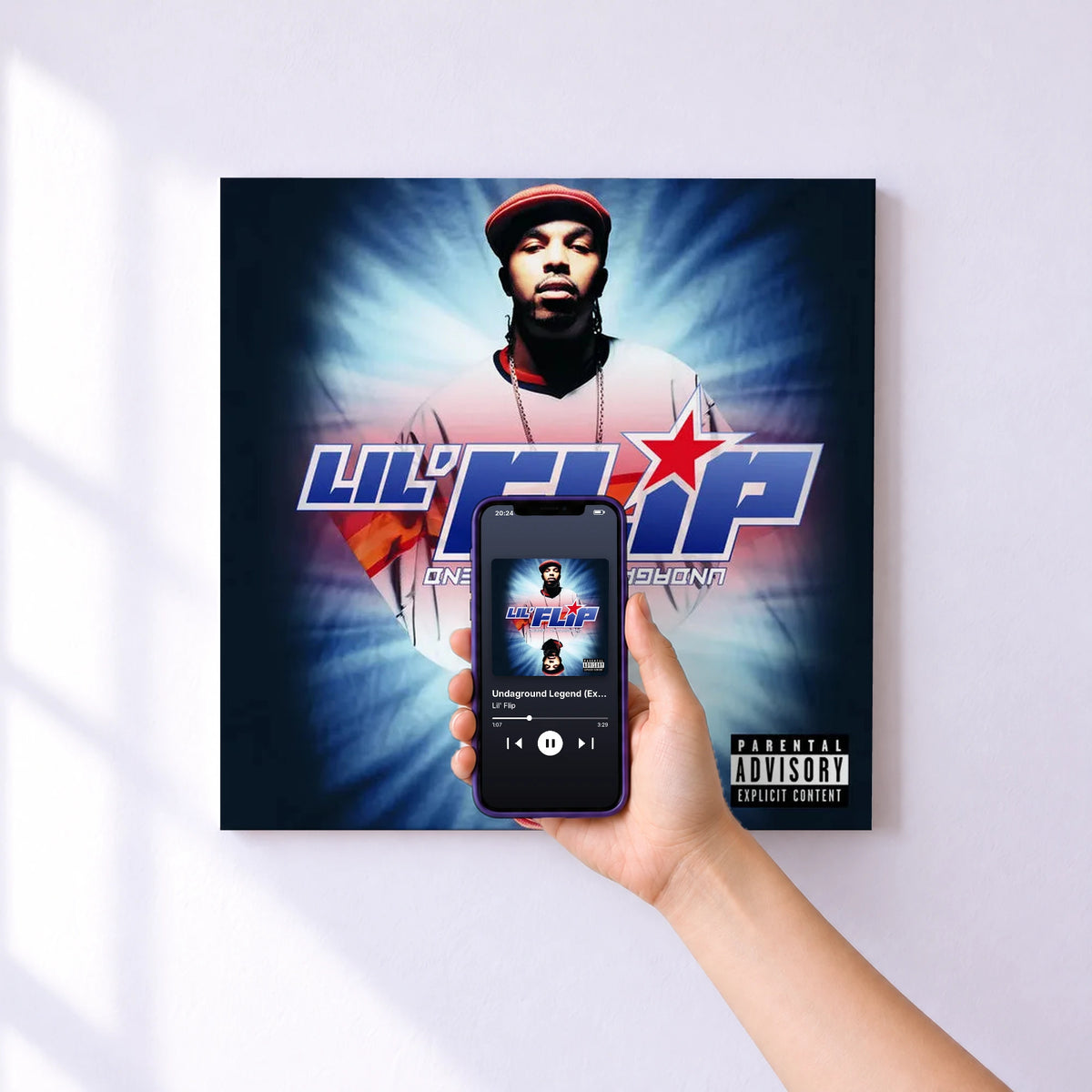 Affiche connectée Undaground Legend (Explicit) de Lil' Flip au mur : l'album se lance en approchant le téléphone