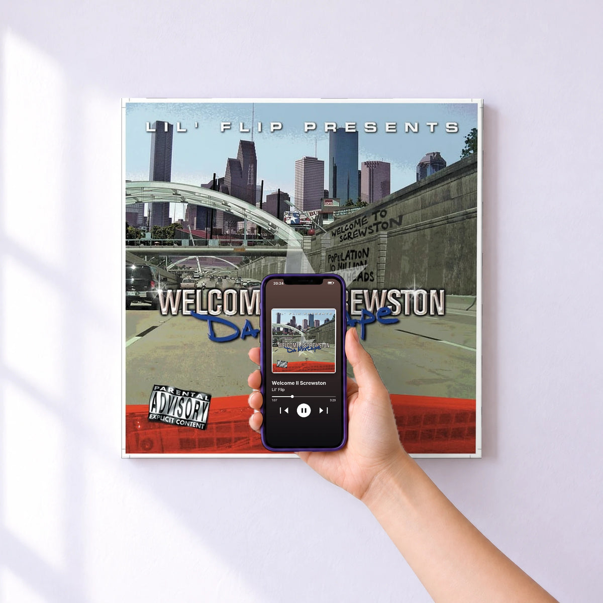 Affiche connectée Welcome II Screwston de Lil' Flip au mur : l'album se lance en approchant le téléphone