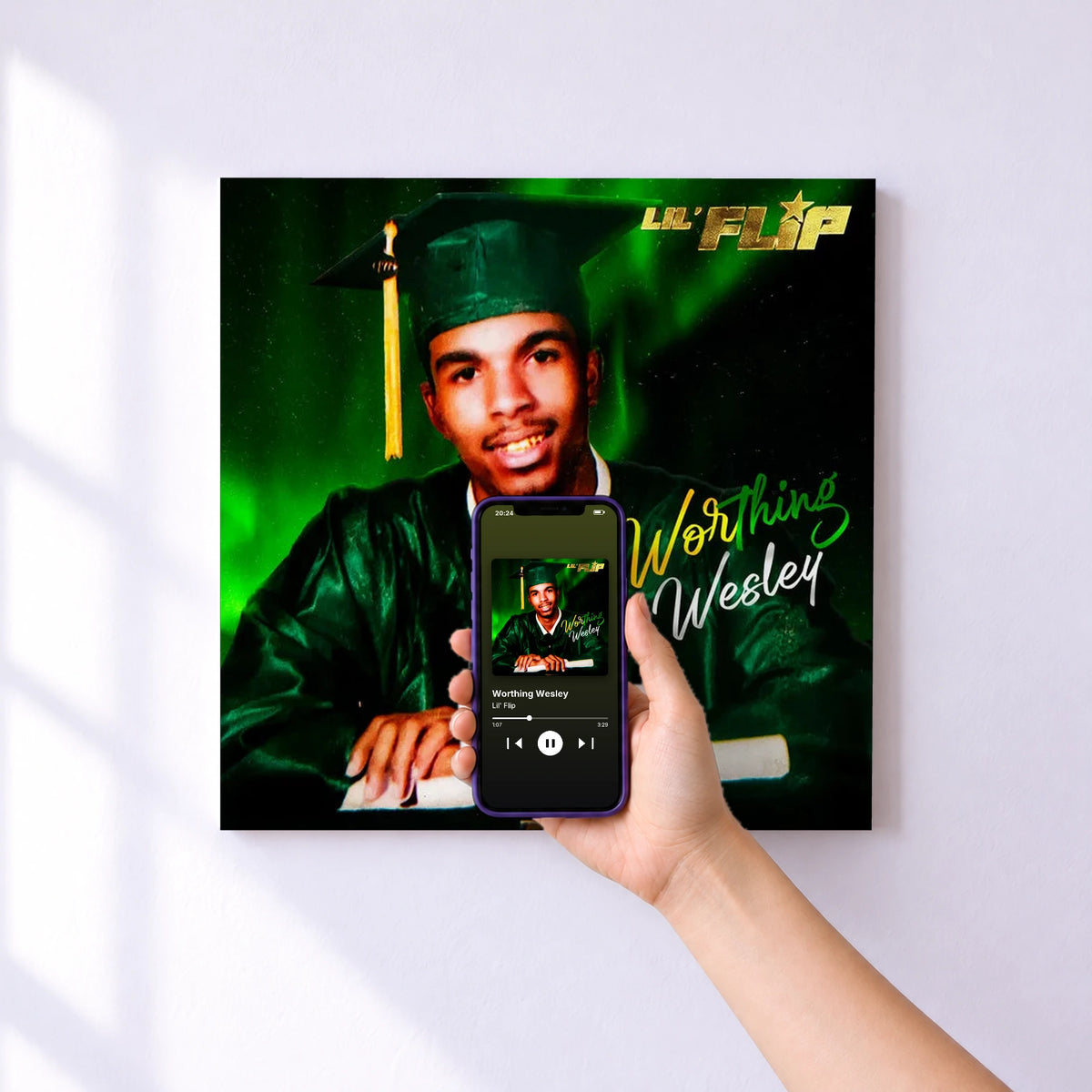 Affiche connectée Worthing Wesley de Lil' Flip au mur : l'album se lance en approchant le téléphone