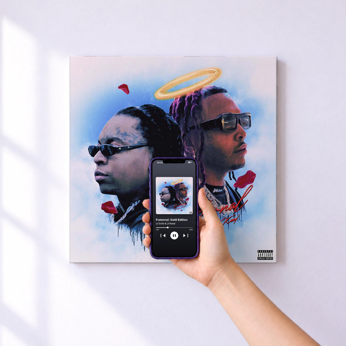 Affiche connectée Fraternal: Gotit Edition de Lil Gotit & Lil Keed au mur : l'album se lance en approchant le téléphone