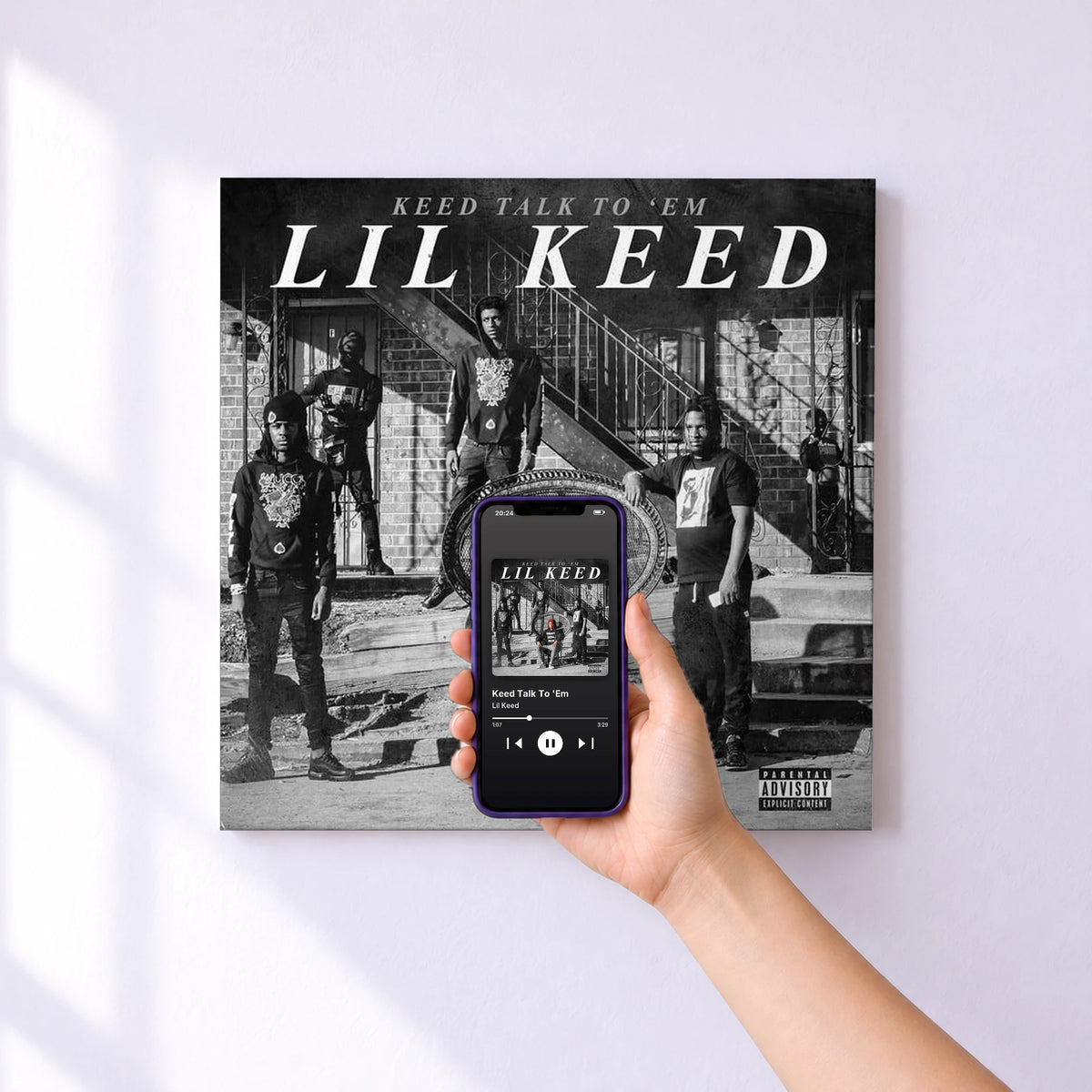 Affiche connectée Keed Talk To 'Em de Lil Keed au mur : l'album se lance en approchant le téléphone