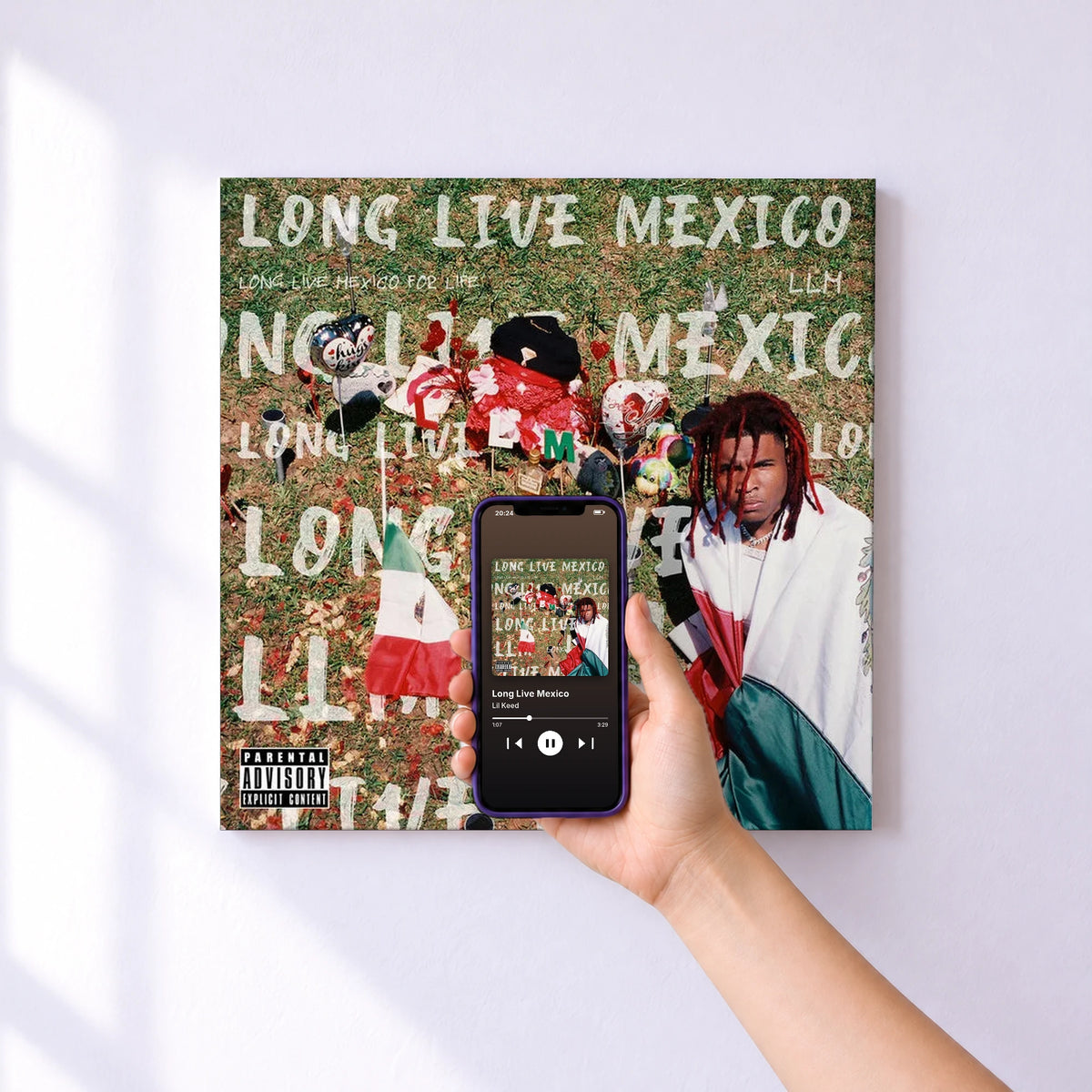 Affiche connectée Long Live Mexico de Lil Keed au mur : l'album se lance en approchant le téléphone