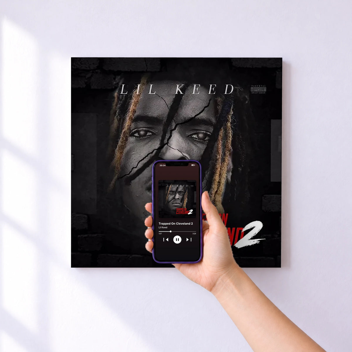 Affiche connectée Trapped On Cleveland 2 de Lil Keed au mur : l'album se lance en approchant le téléphone