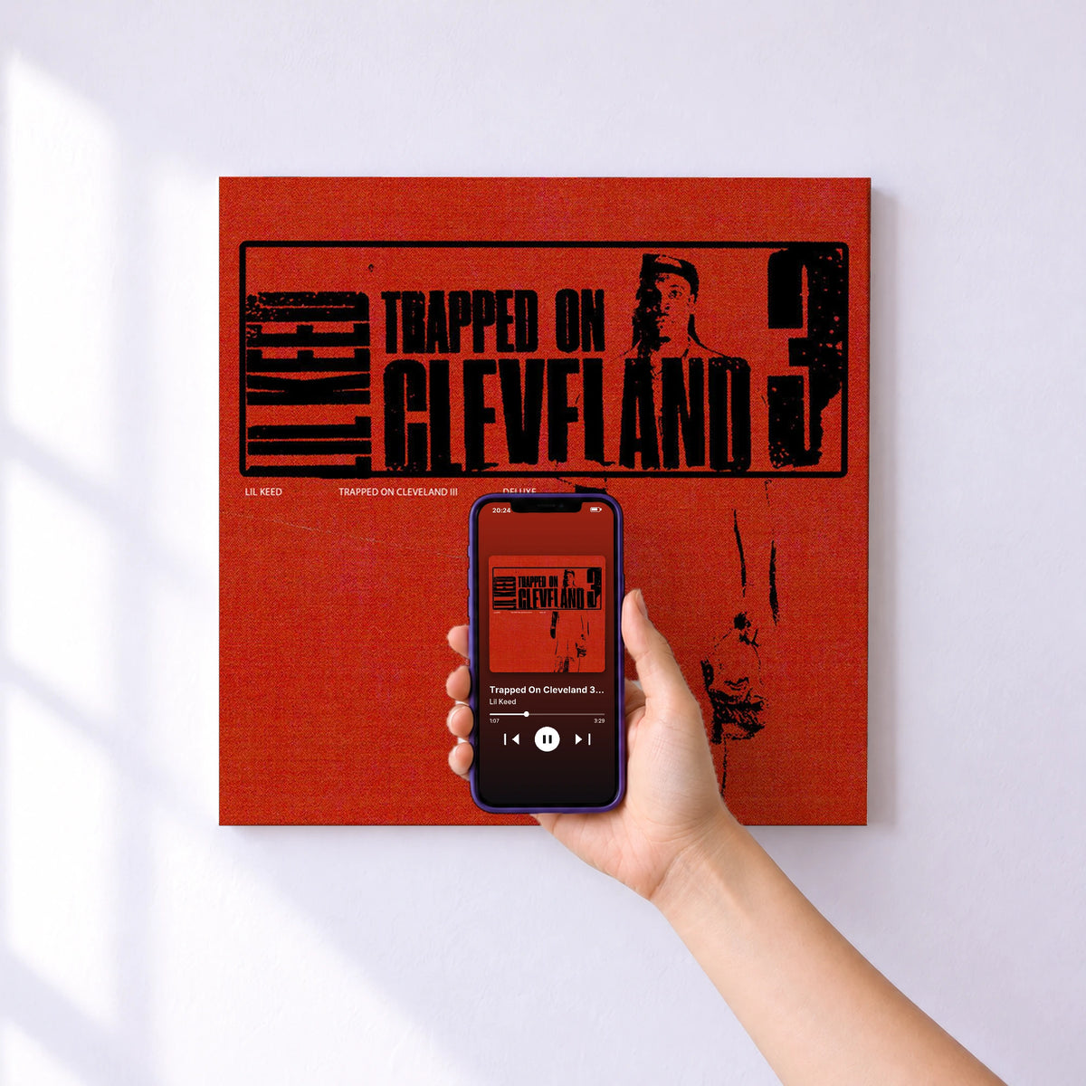 Affiche connectée Trapped On Cleveland 3 (Deluxe) de Lil Keed au mur : l'album se lance en approchant le téléphone