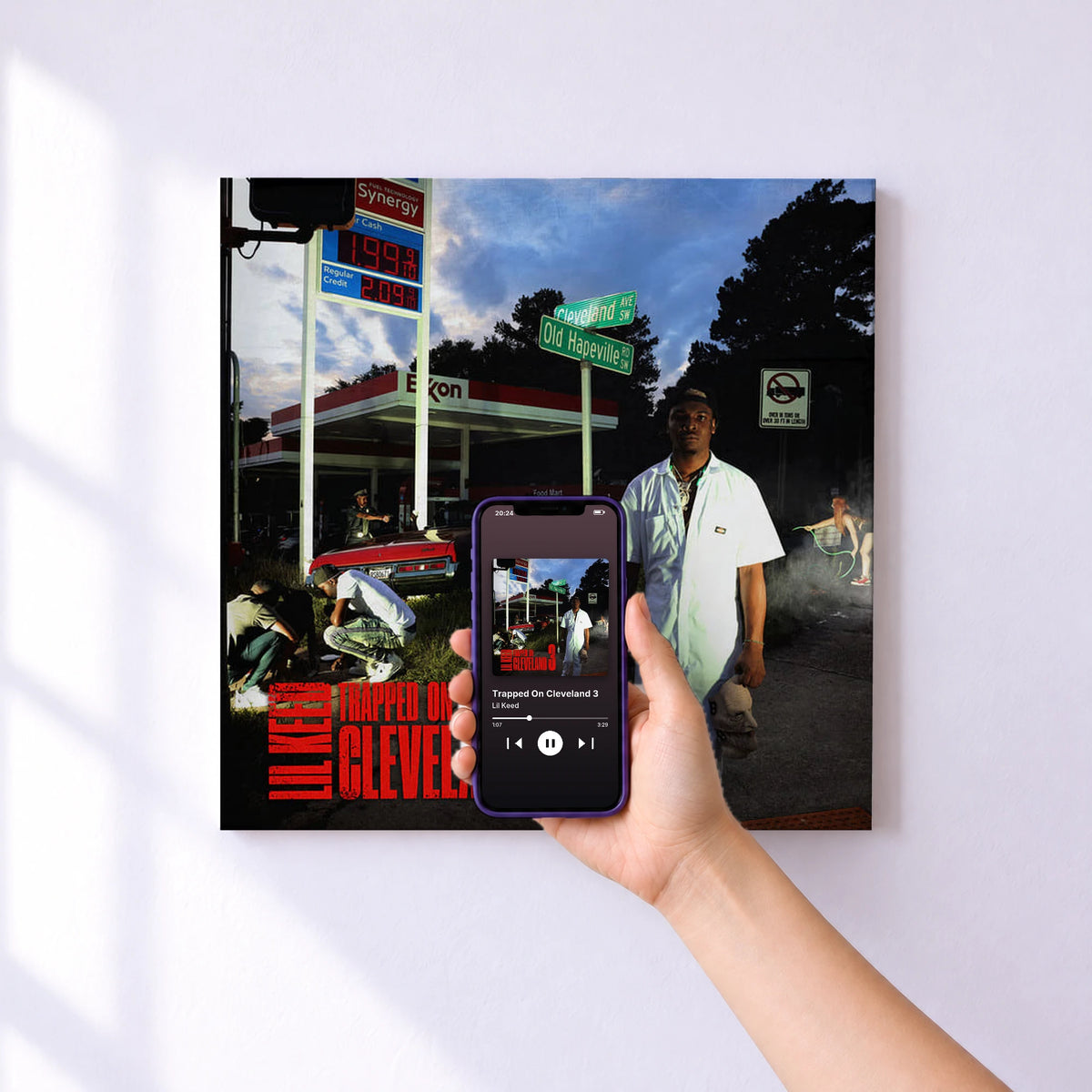 Affiche connectée Trapped On Cleveland 3 de Lil Keed au mur : l'album se lance en approchant le téléphone
