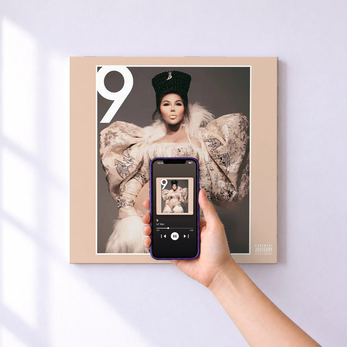 Affiche connectée 9 de Lil' Kim au mur : l'album se lance en approchant le téléphone
