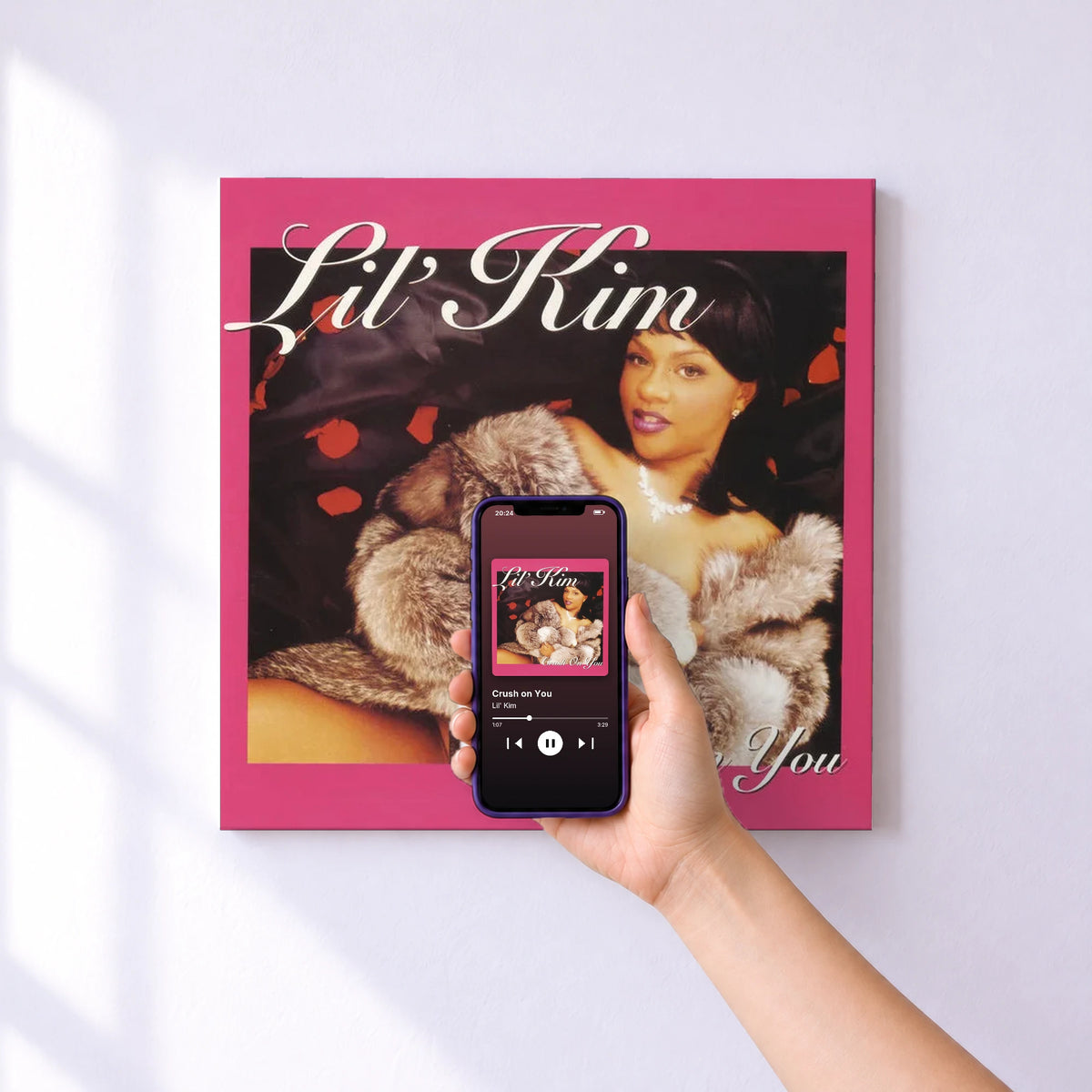 Affiche connectée Crush on You de Lil' Kim au mur : l'album se lance en approchant le téléphone