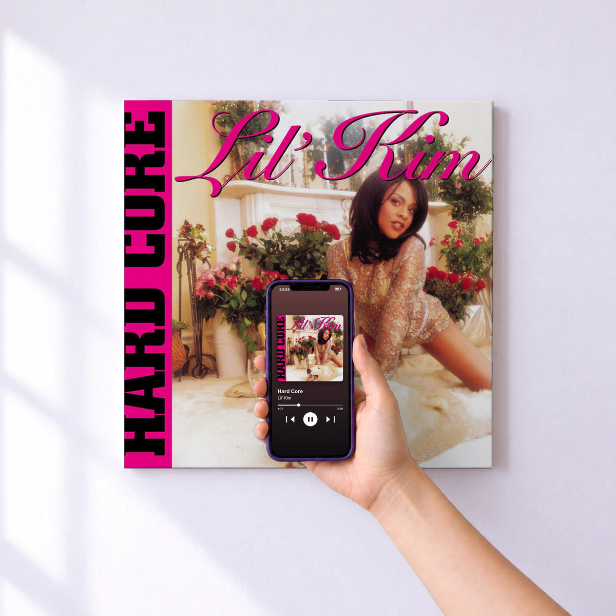 Affiche connectée Hard Core de Lil' Kim au mur : l'album se lance en approchant le téléphone