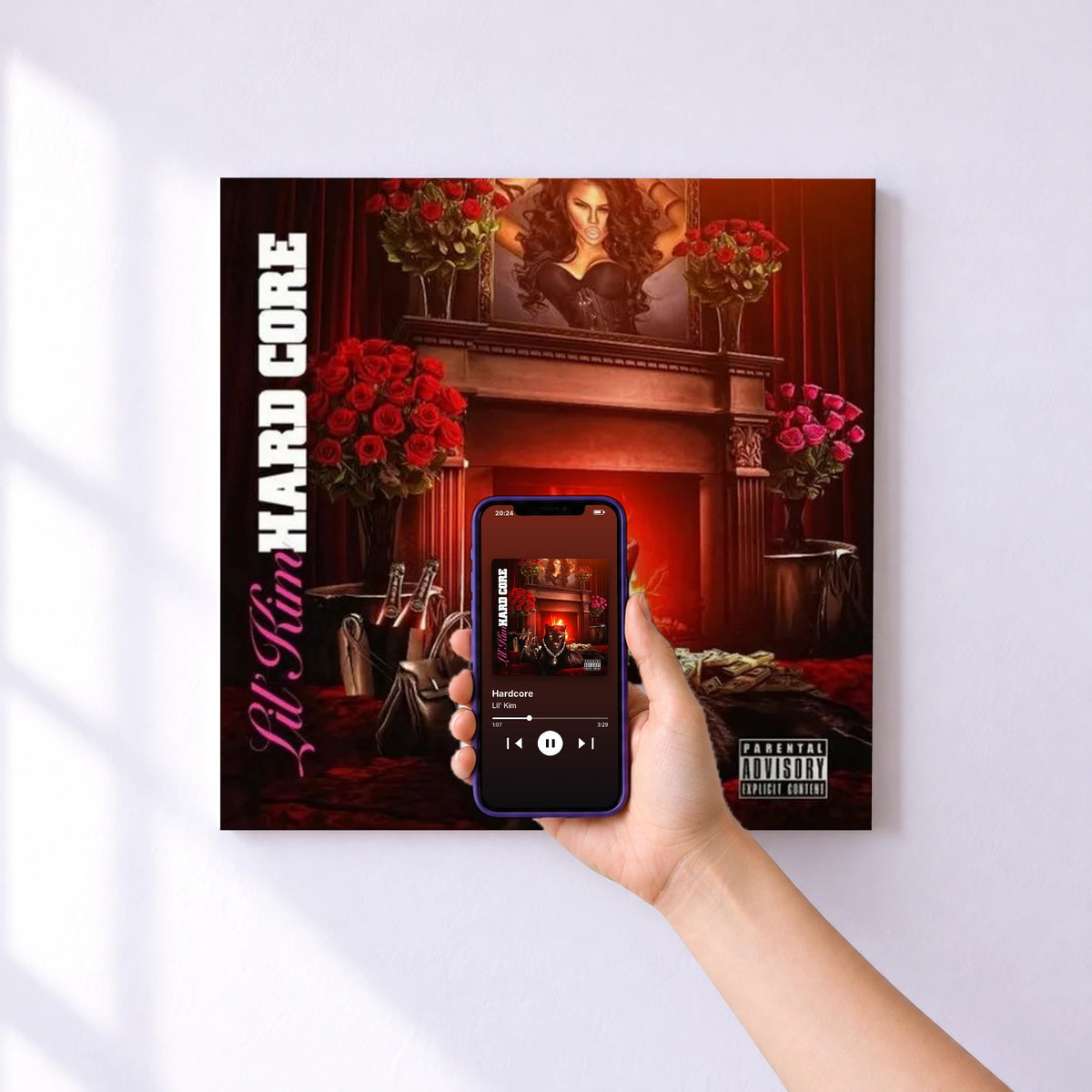 Affiche connectée Hardcore de Lil' Kim au mur : l'album se lance en approchant le téléphone
